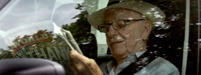 Král je mrtev, ať žije demokracie! Rupert Murdoch přišel o klíče k Downingu.