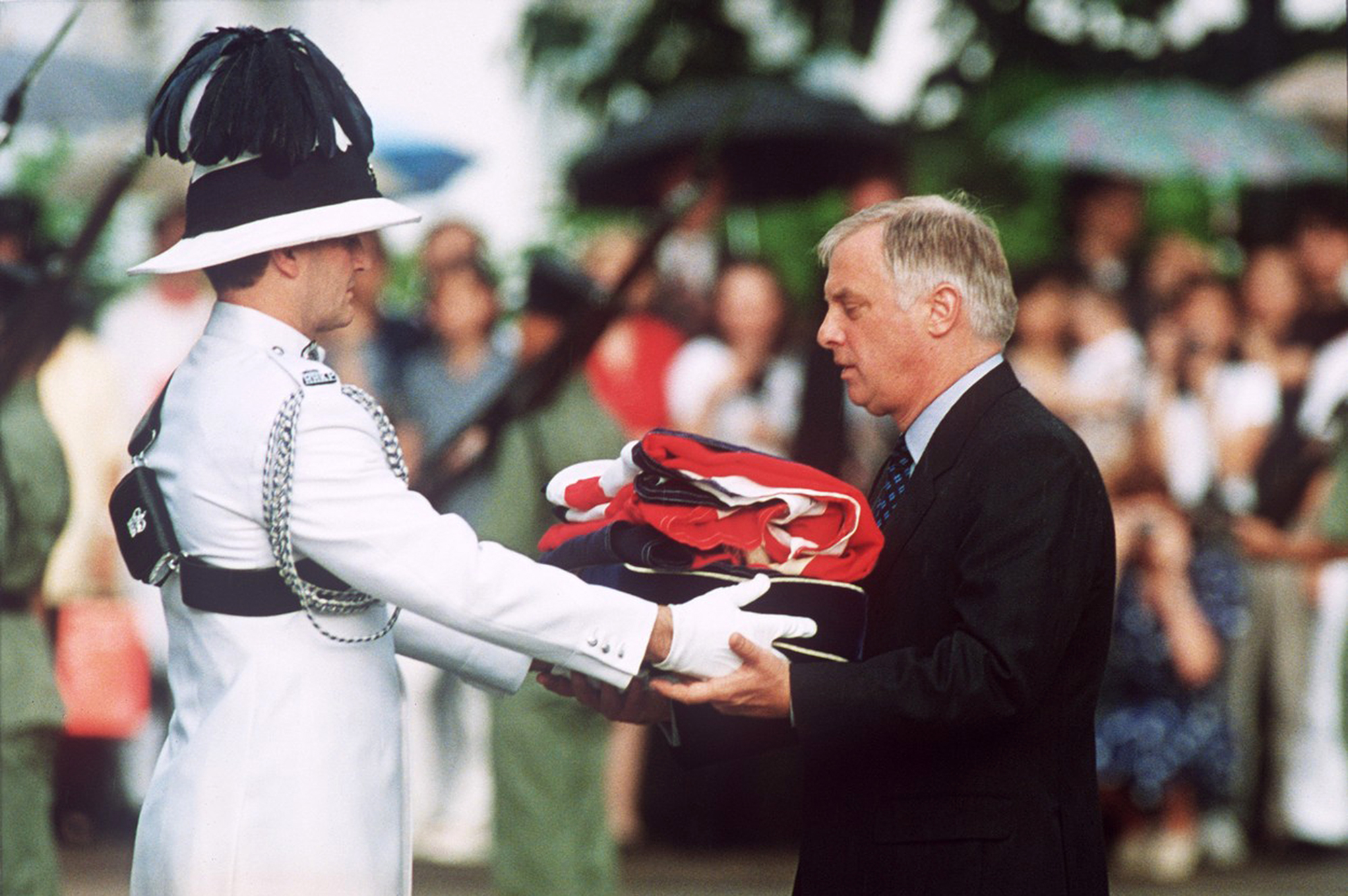 Poslední guvernér Hongkongu Chris Patten přijímá britskou vlajku