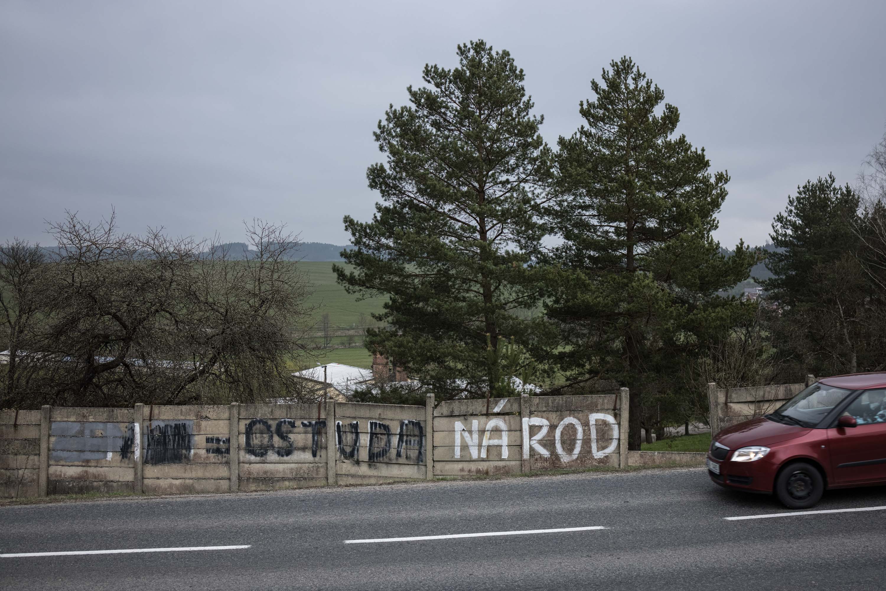Zeman - ostuda národa, nápis na zdi cestou do Slavičína.