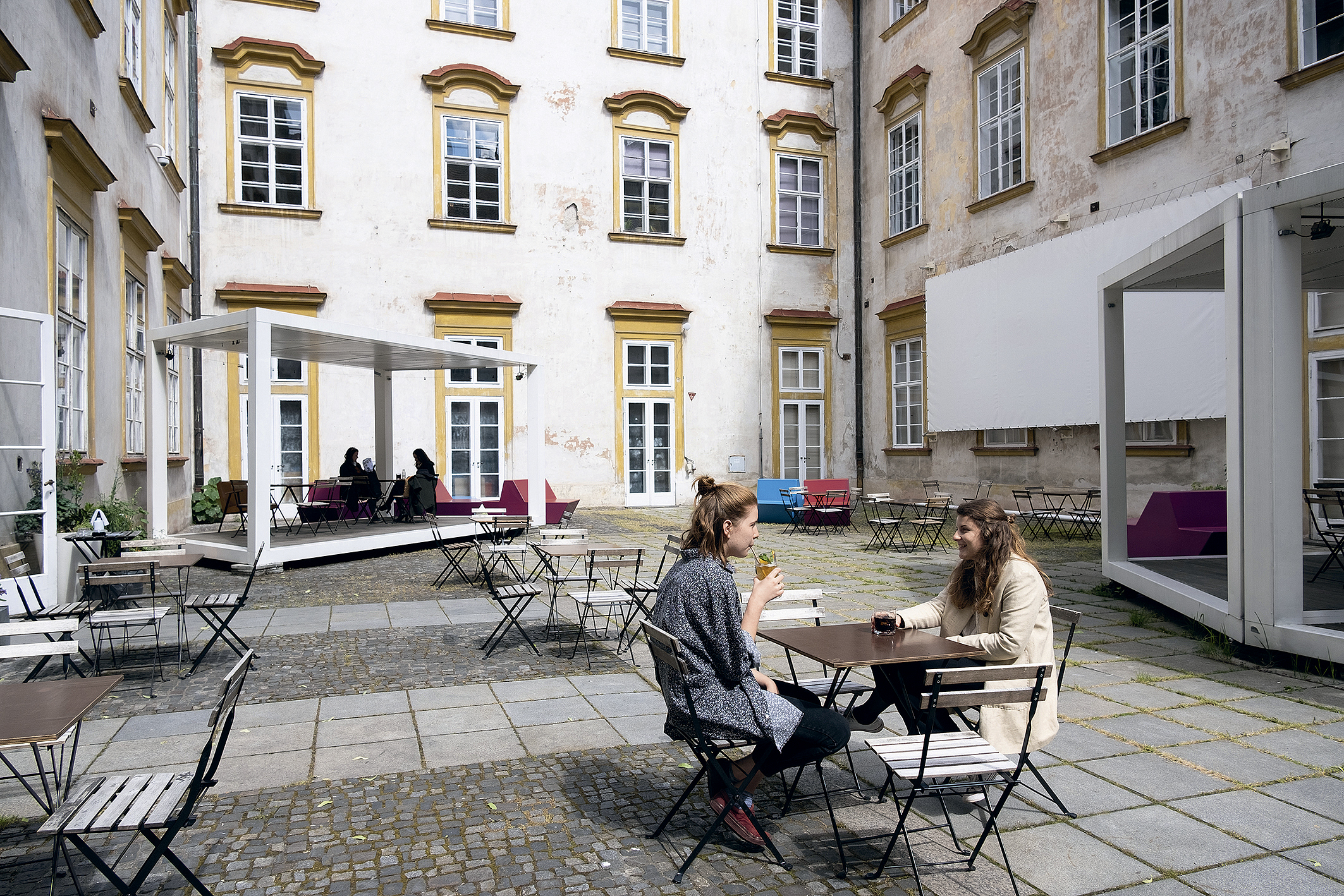 Na nádvoří Místodržitelského paláce. (Café Morgal) 