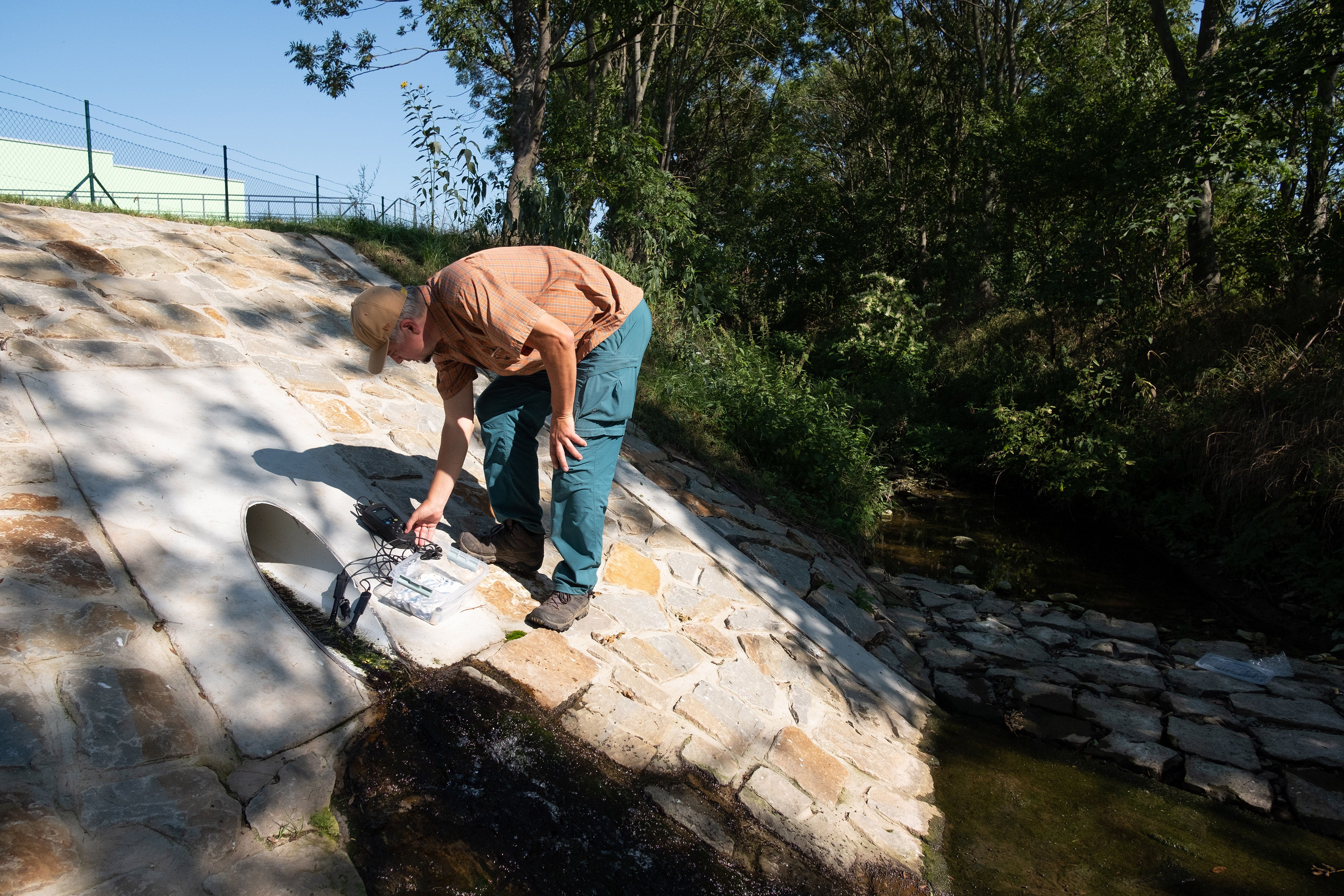 Hydrobiolog Petr Pařil měří kvalitu vody u čističky v Sudoměřicích