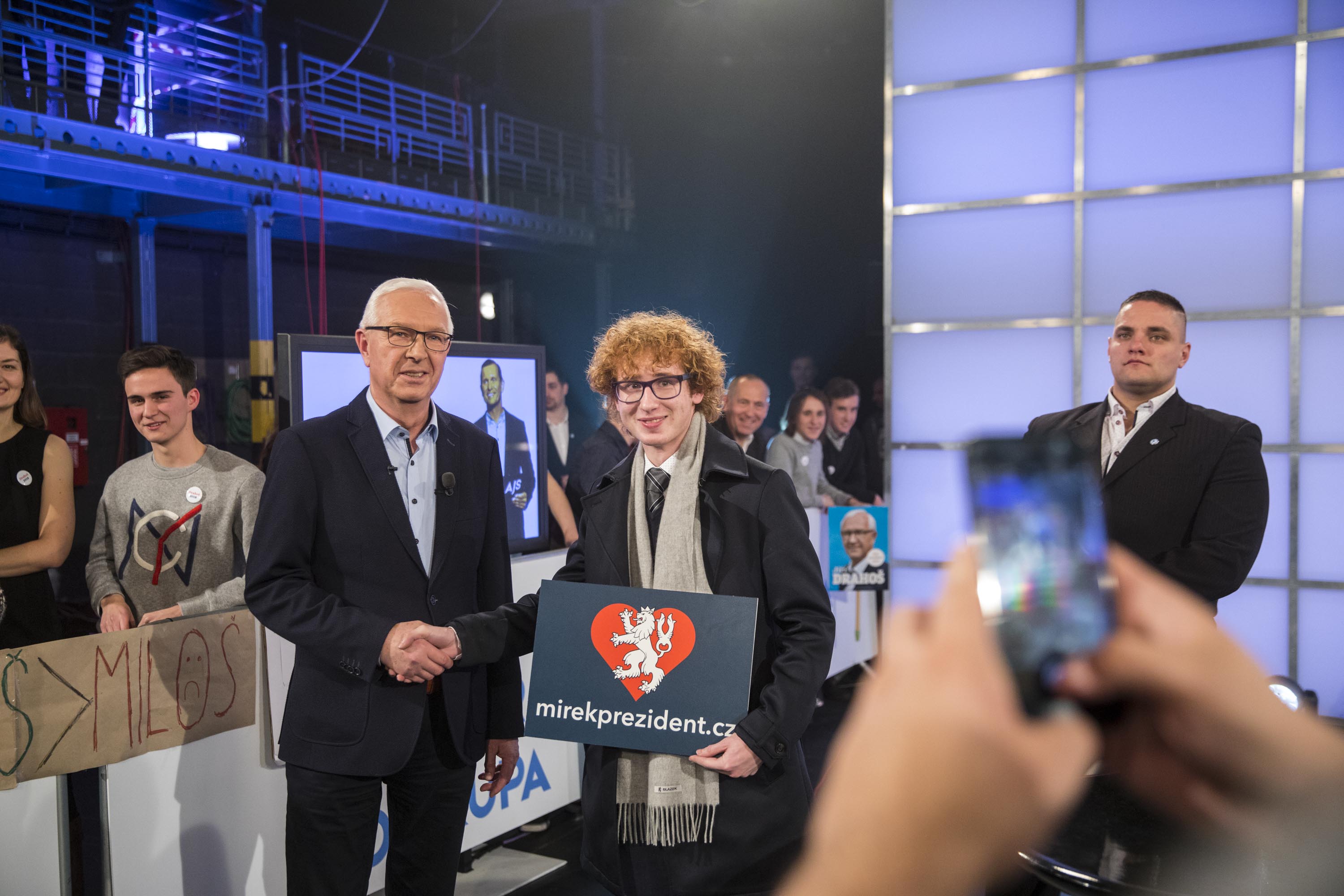 Společná fotografie Jiřího Drahoše s příznivcem Mirka Topolánka.