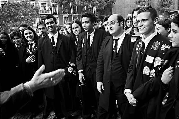 Fotografie: Portugalci jdou k bohatství takhle, my máme jiný plán. (Studenti v Lisabonu.)