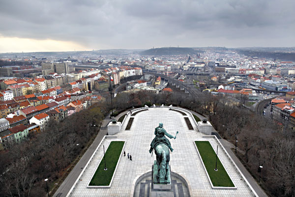 Jak z jiné planety. (Pohled z nové vyhlídky na střeše památníku) Foto: Milan Jaroš