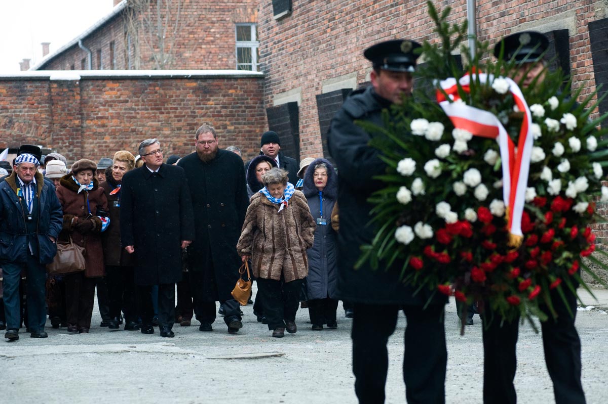Polský prezident Bronislaw Komorowski a ředitel muzea Piotr Cywiński.