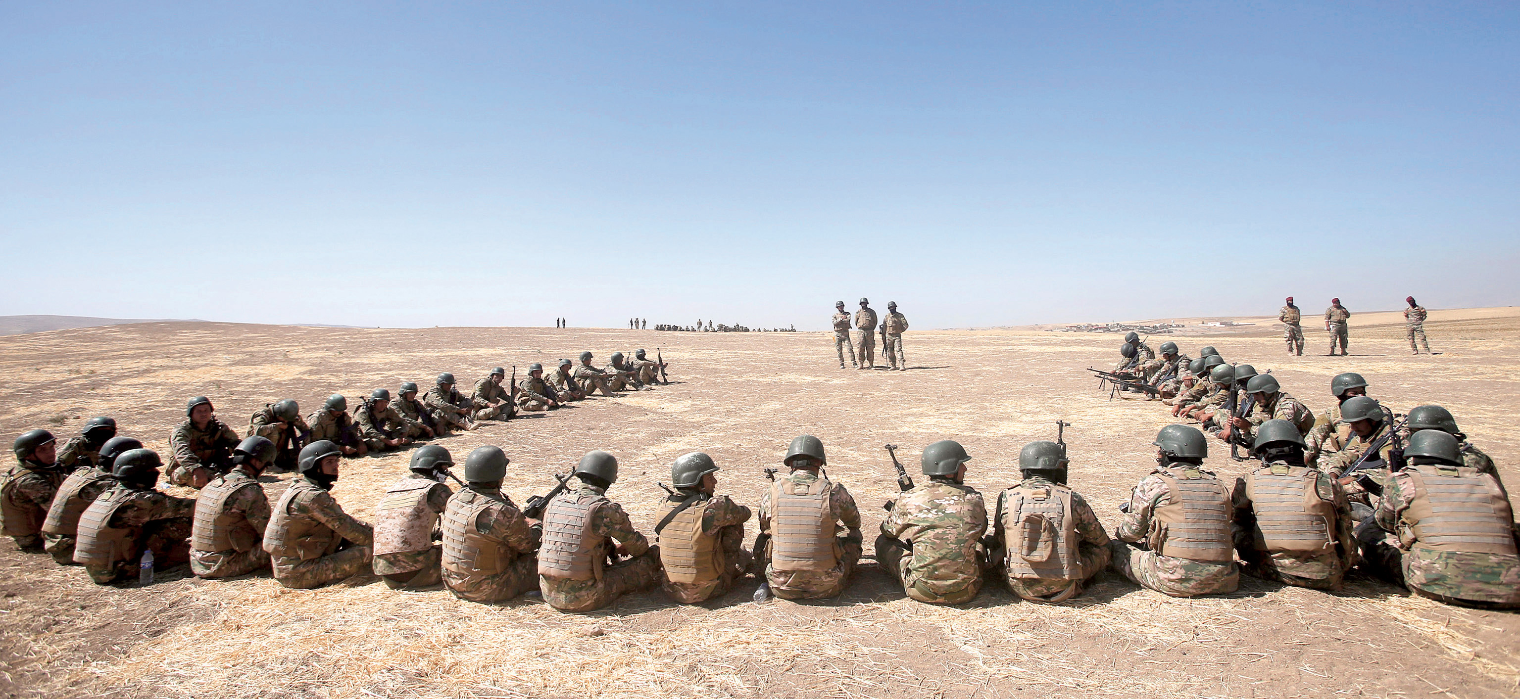 Bude to jednoduché, nebo jde o falešný pocit převahy? (Převážně sunnitskoarabští bojovníci při tréninku před bitvou o Mosul, 6. říjen 2016)
