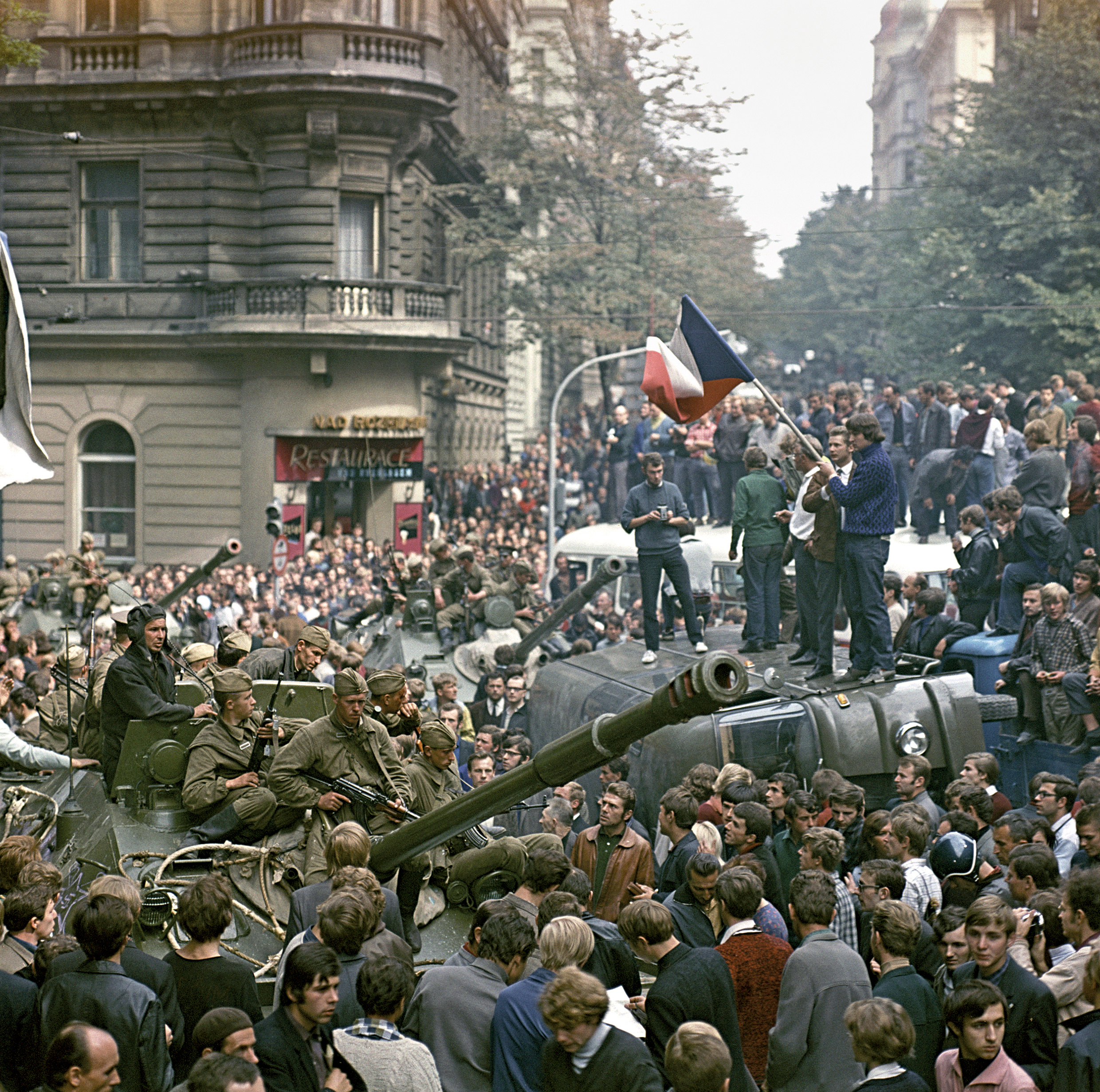 Tak stáli proti tankům, ještě jednotní a beze strachu. (21. srpen 1968, Vinohradská třída před budovou rozhlasu)