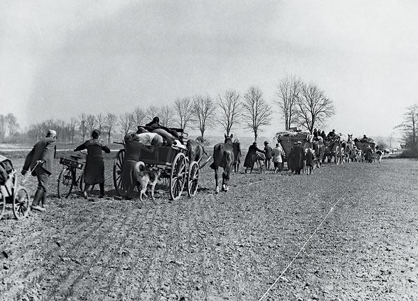 Fotografie: Co si asi mysleli? (Němečtí uprchlíci, 1945) - Autor: Profimedia.cz, http://www.profimedia.cz