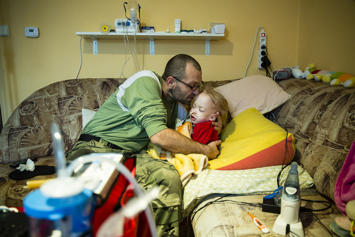 Sára Derková (2 roky), klientka mobilního hospice Ondrášek s tatínkem.