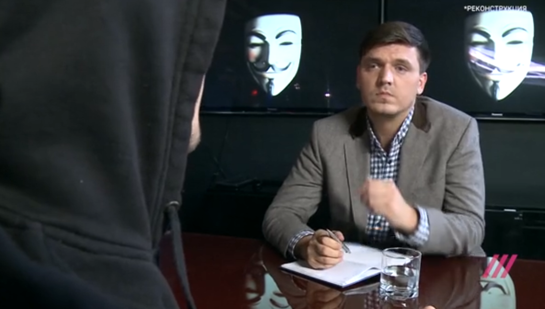 Novinář mluví s ruským trollem; ilustrační fto