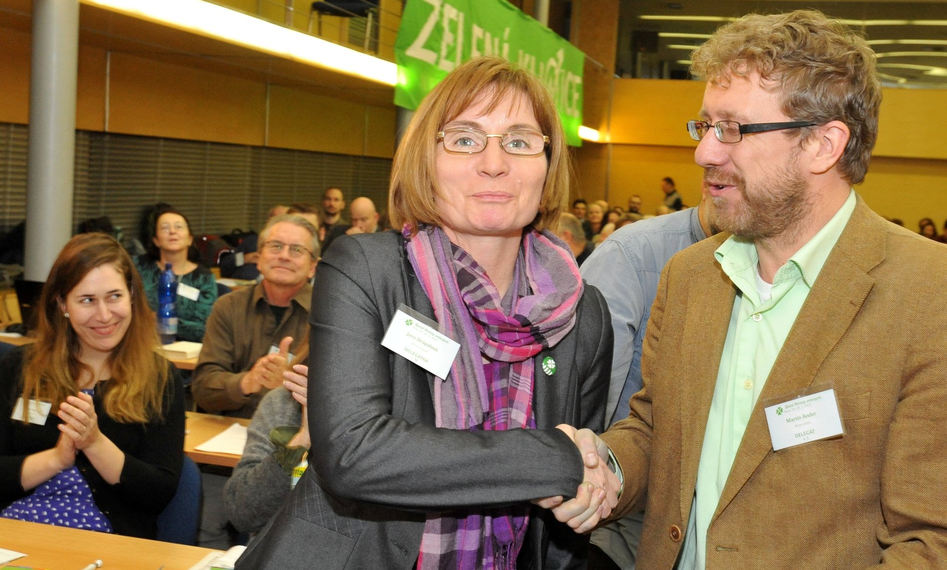 Jana Drápalová byla zvolena na sjezdu v Brně novou předsedkyní Strany zelených. Vpravo je delegát Martin Ander.