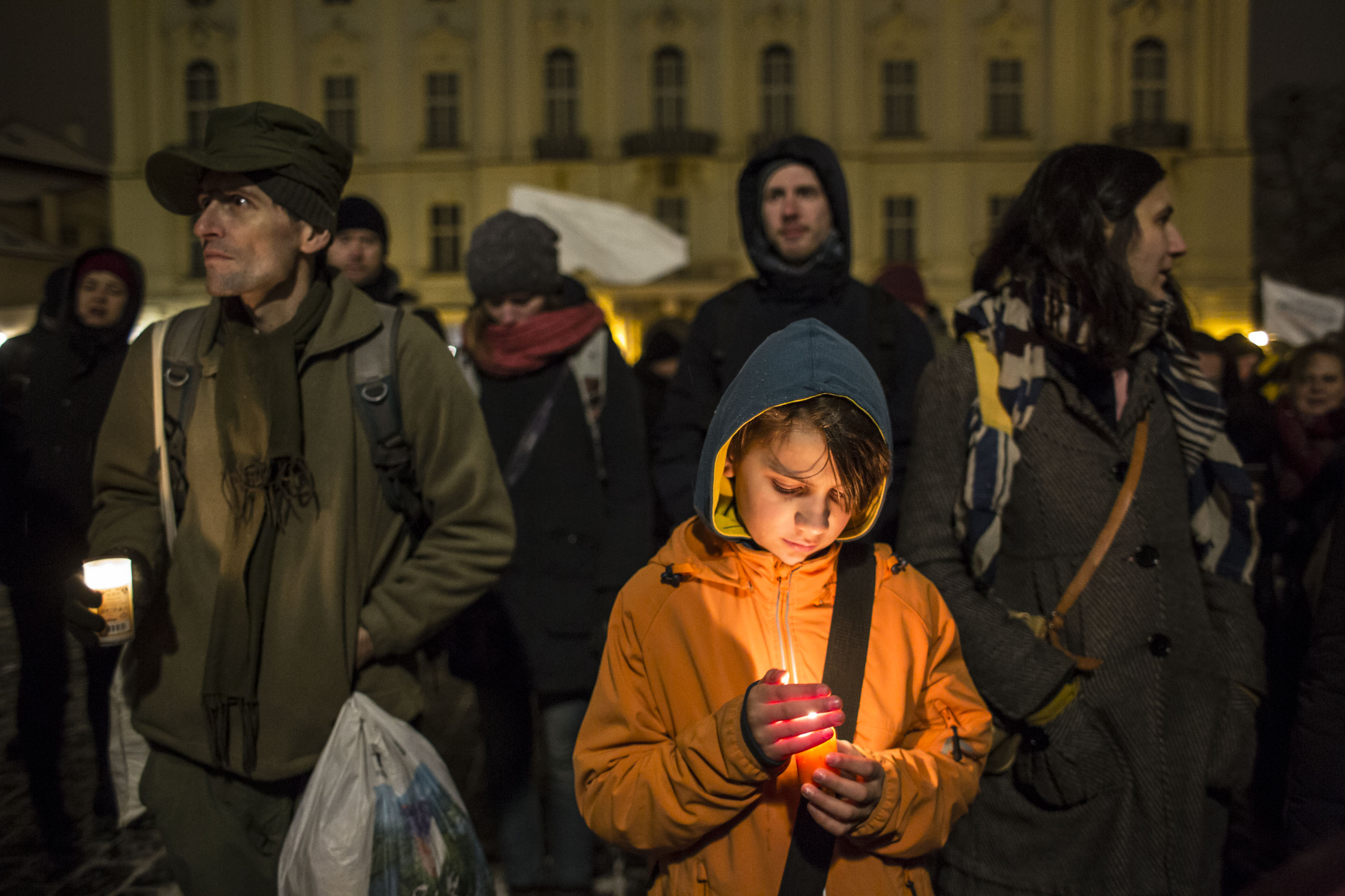 Akce svíčka pro Aleppo na Hradčanském náměstí v Praze.