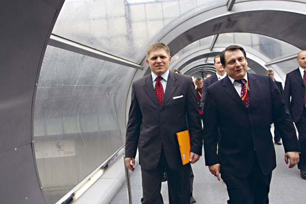 Fotografie: Bezva kluci. (Robert Fico s Jiřím Paroubkem) - Autor: Bartoš Günter