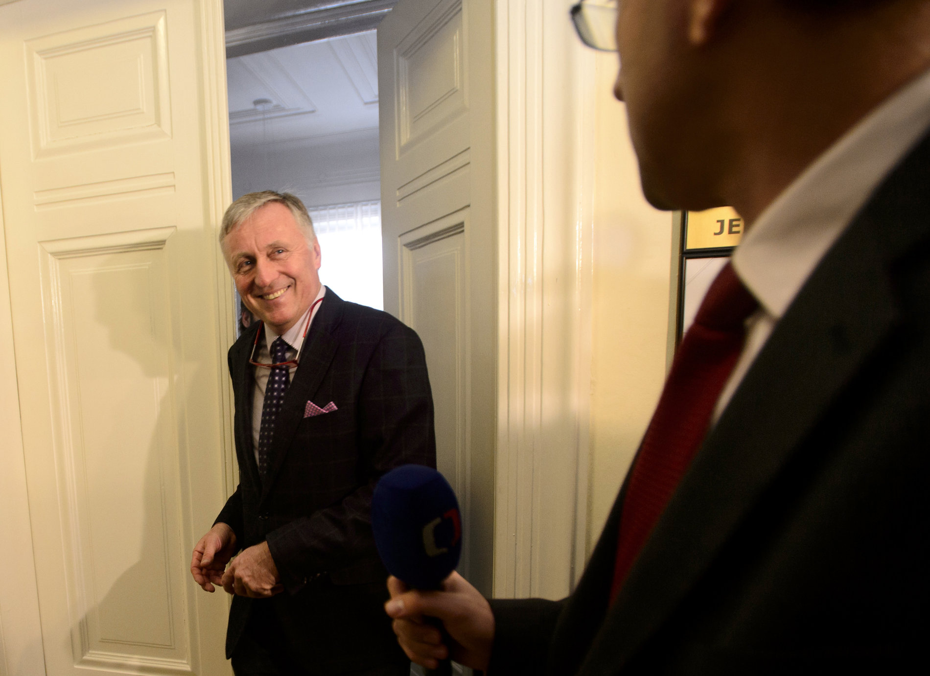 Bývalý premiér Mirek Topolánek odchází po výpovědi v hlavním líčení v případu údajné korupce při nákupu vozů Tatra.