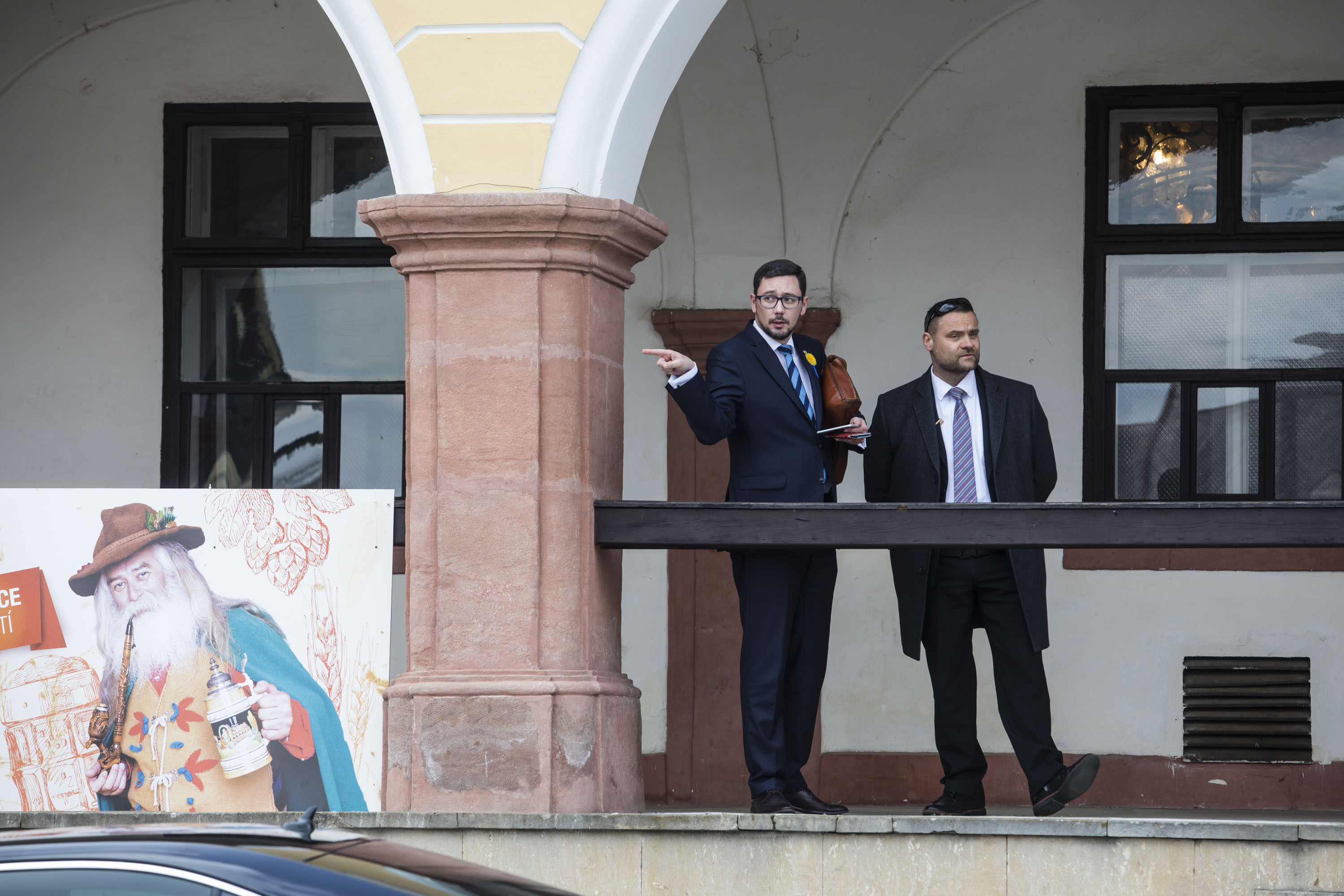 Mluvčí Jiří Ovčáček na náměstí v Jilemnici před mítinkem pana prezidenta, 10.5.2017