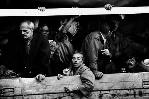 Fotografie: Před deseti lety utíkali. Dnes se mohou vrátit, ale nemají majetky ani práci. (Na snímku srbští uprchlíci v Banja Luce.)  Foto Profimedia.cz / Corbis