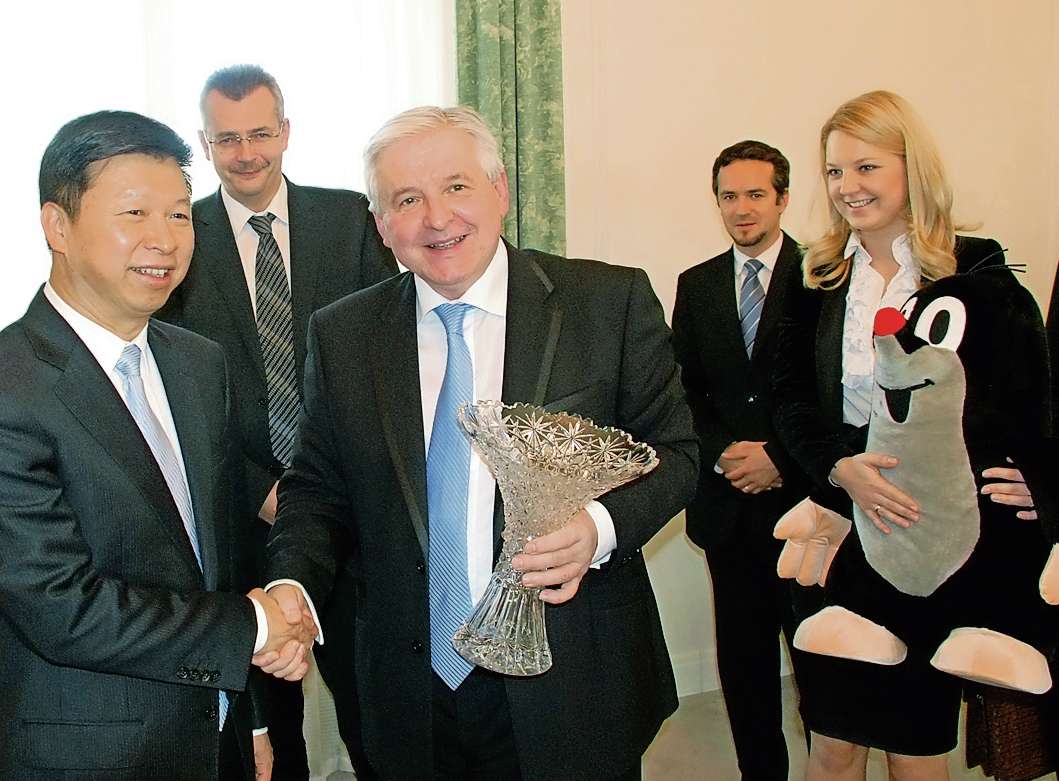 V listopadu 2013 premiér Jiří Rusnok přijal delegaci generálního tajemníka Sekretariátu spolupráce mezi Čínou a zeměmi střední a východní Evropy pana Song Taa. Ani tehdy nechyběla postavička Krtečka.