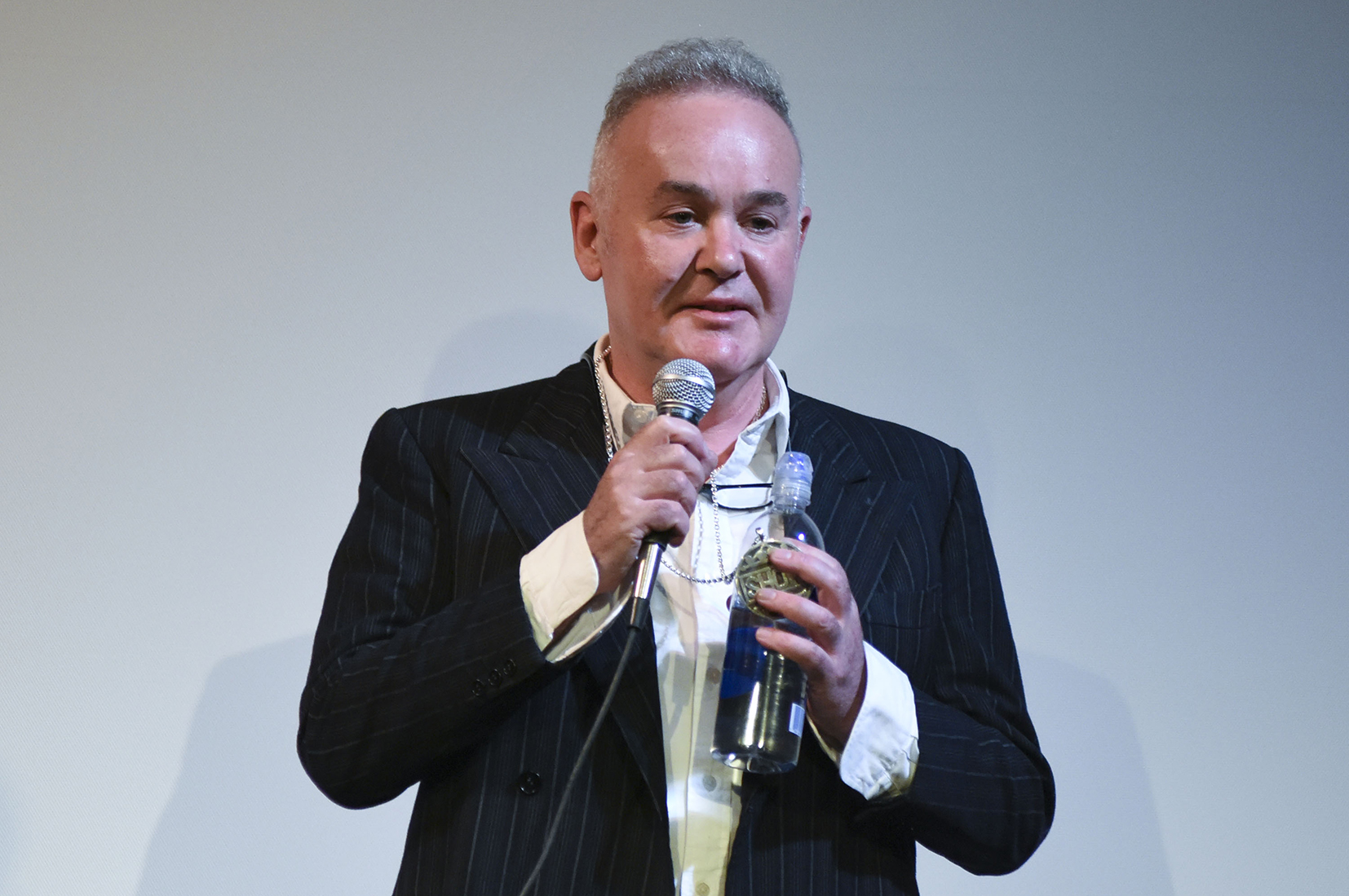 Děkuju zpívajícím psíkům. (Adam Curtis přebírá cenu v roce 2015 na festivalu v Telluride).