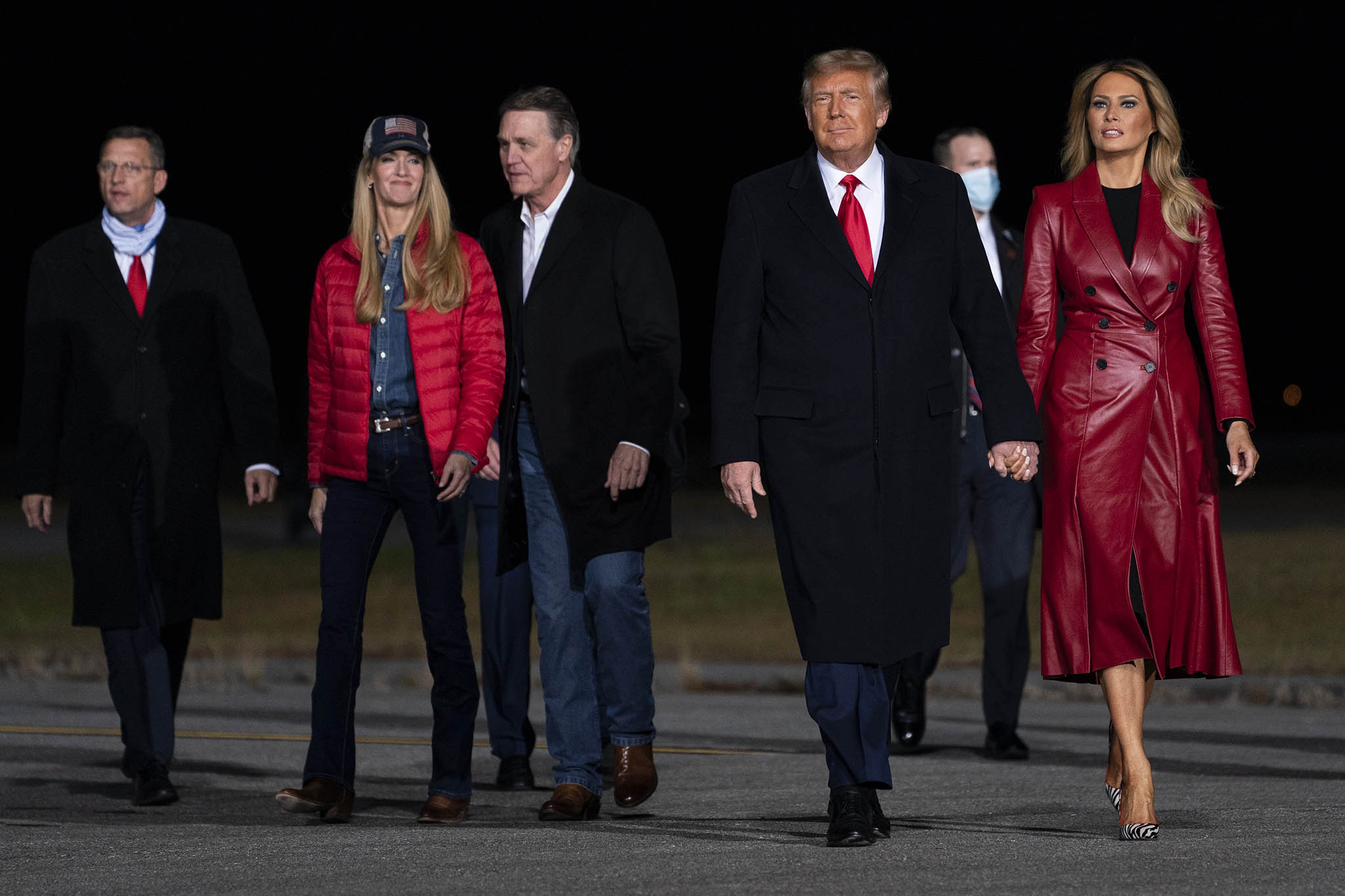 Prezident Donald Trump podpořil oba republikánské kandidáty do Senátu v Georgii, Davida Perduea (uprostřed) a Kelly Loeffler (vlevo)