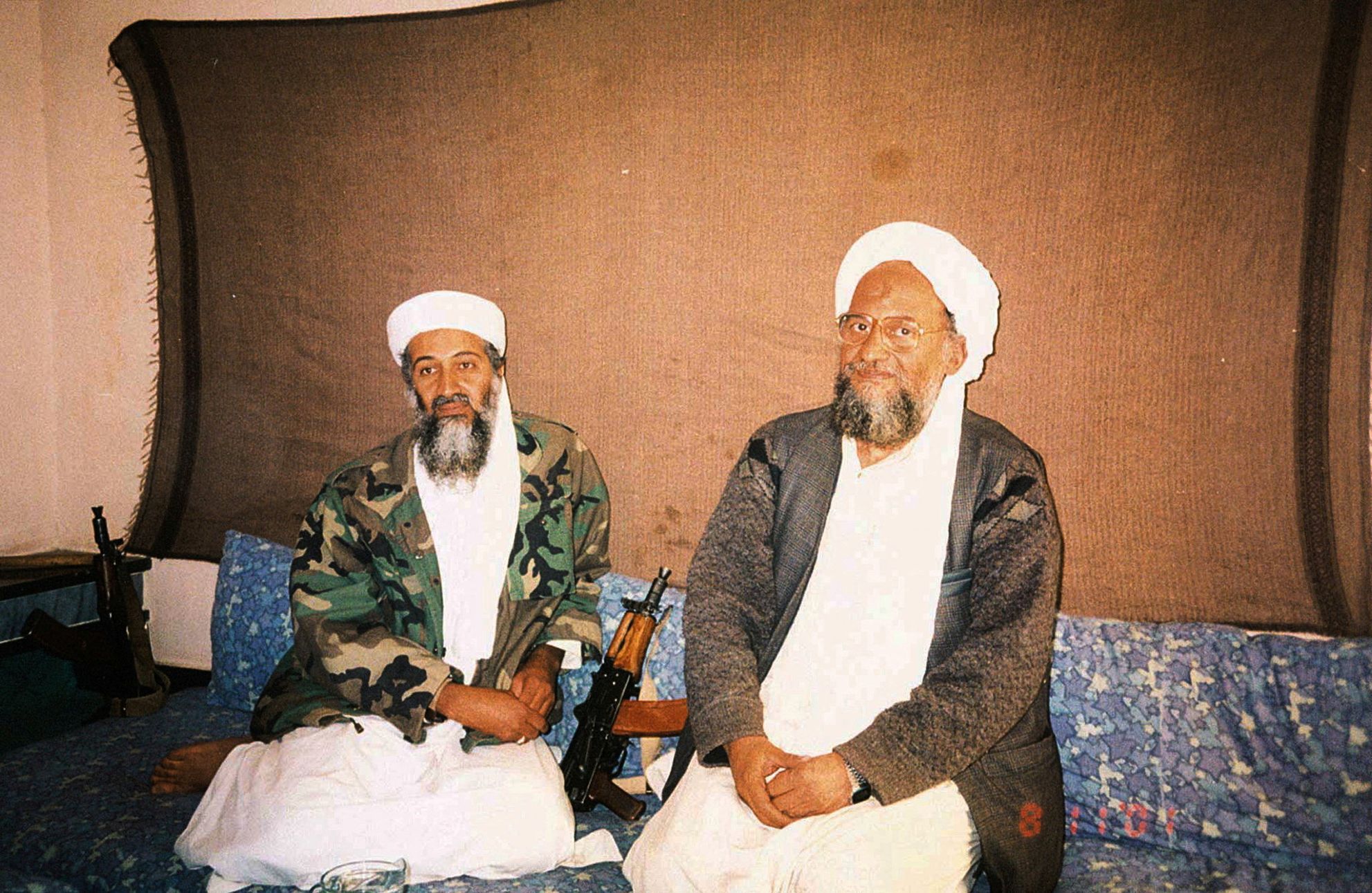 Usáma bin Ládin a Ajmán Zavahrí v listopadu 2001
