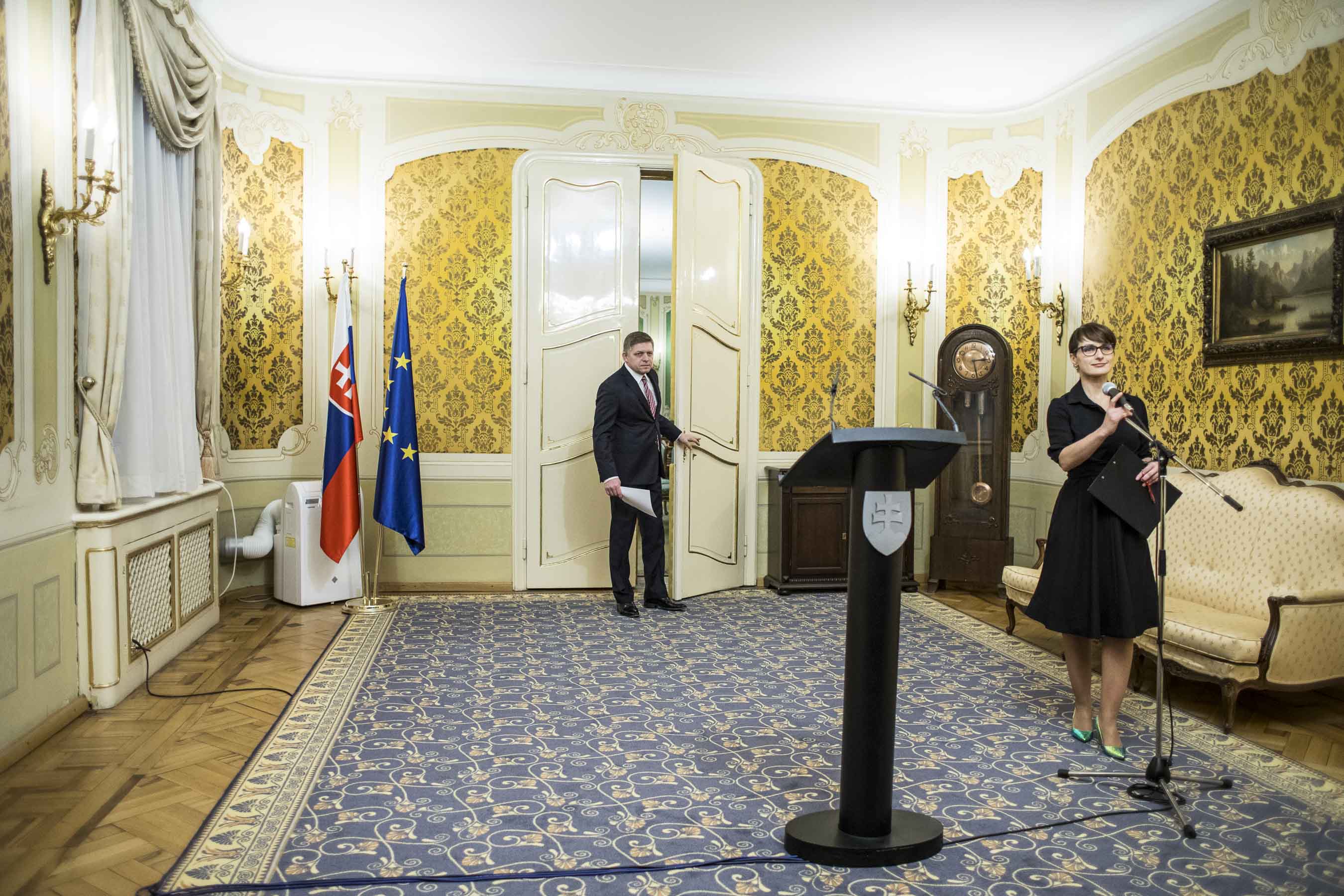 Robert Fico přichází na tiskový briefink bez možnosti kladení otázek ze strany novinářů.