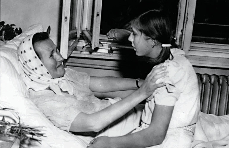 Marie Šupíková s maminkou Alžbětou Doležalovou v jedné z pražských nemocnic. (1946)