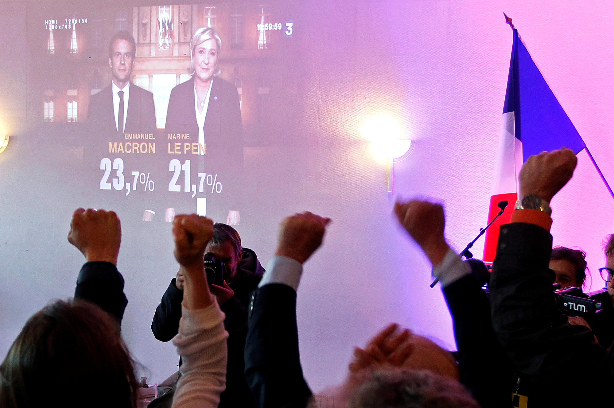 Příznivci Marine Le Pen slaví po prvním kole voleb, 2017