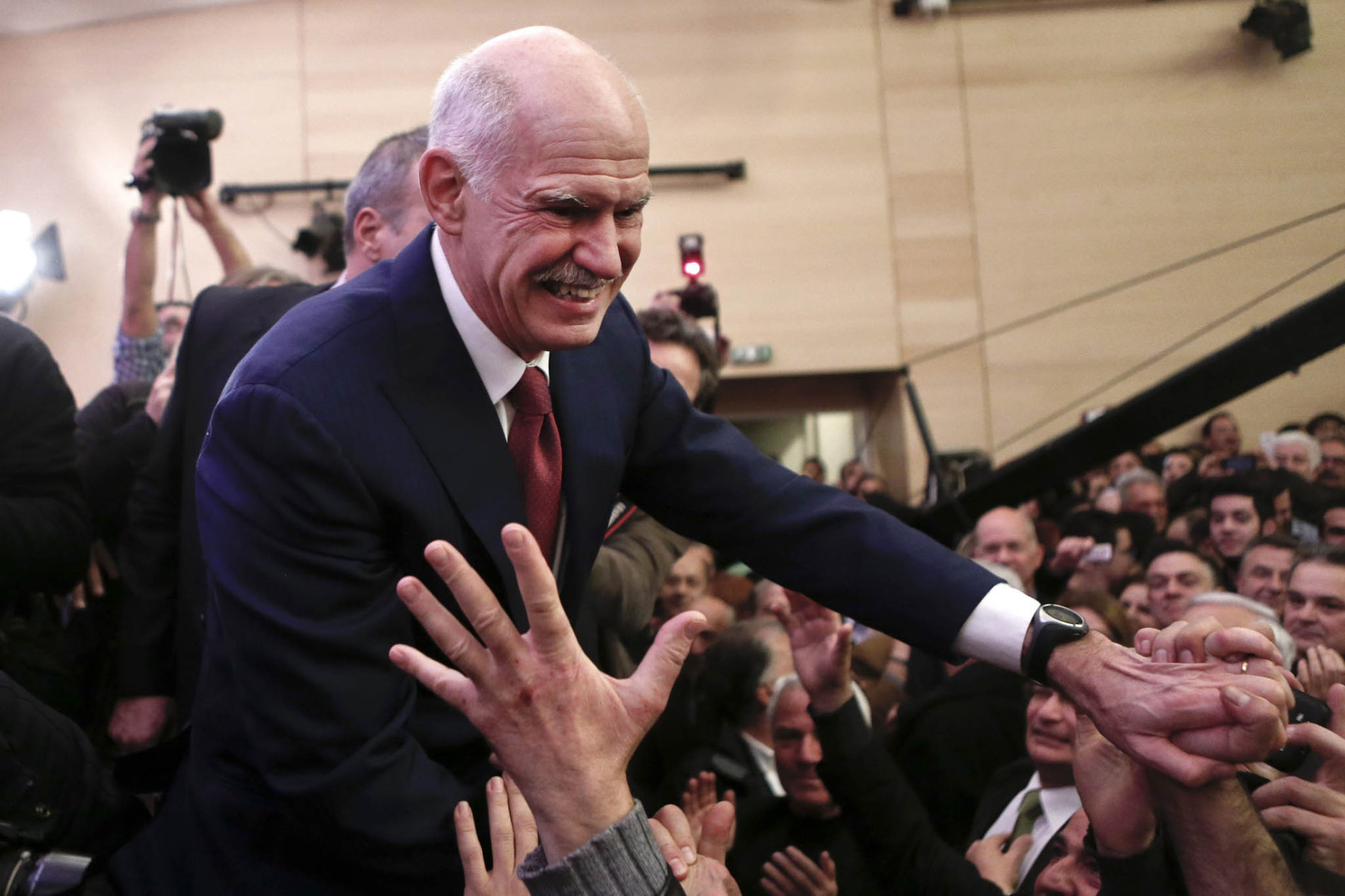 Jorgos Papandreu: Když dědic politické dynastie získal v roce 2009 premiérské křeslo, zjistil, že pokladna je prázdná. Před rozhodnutím se pokusil uniknout referendem. Nakonec ho odvolal a sám padl.