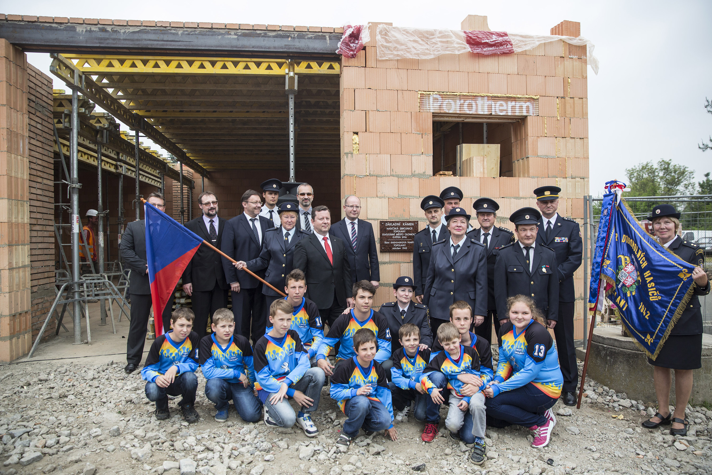 Premiér Bohuslav Sobotka pokřtil stavbu hasičárny na Olomoucku, květen, 2016