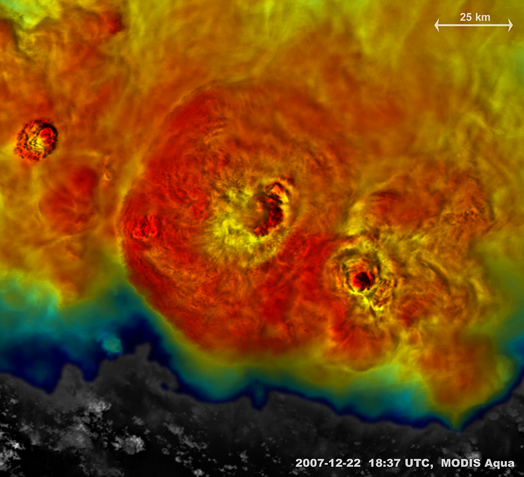 Snímek konvektivní bouře nad západní Brazilií, pořízený z vesmíru družicí 
Aqua přístrojem MODIS. Snímek kombinuje obrazová data pořízená ve viditelné 
oblasti záření s tepelným zářením. Zatímco viditelné záření přináší 
informace o morfologii horní hranice oblačnosti bouře, tepelný snímek 
prostředníctvím barev vypovídá o teplotě oblačnosti (červeně jsou zobrazeny 
nejchladnější oblasti oblačnosti bouře - řádově kolem -75 °C až -85 °C, modrá 
ohraničuje oblačnost o teplotě kolem -50 °C). Podobně zpracované snímky 
pomáhají meteorologům při studiu a monitorování bouří z výzkumných a 
meteorologických družic.