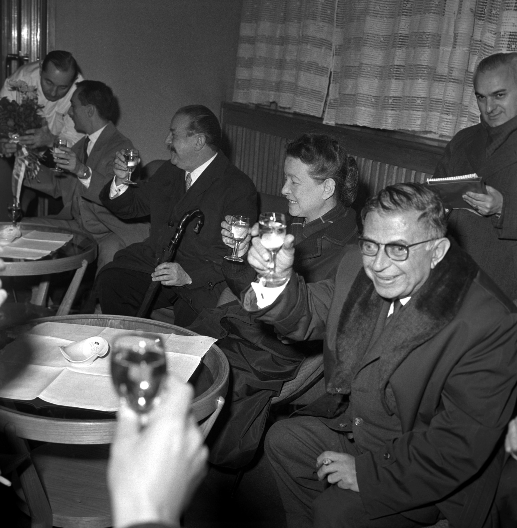 Adolf Hoffmeister přivítal francouzského spisovatele Jeana-Paula Sartra a jeho manželku spisovatelku Simone de Beauvoir na ruzyňském letišti; 1963