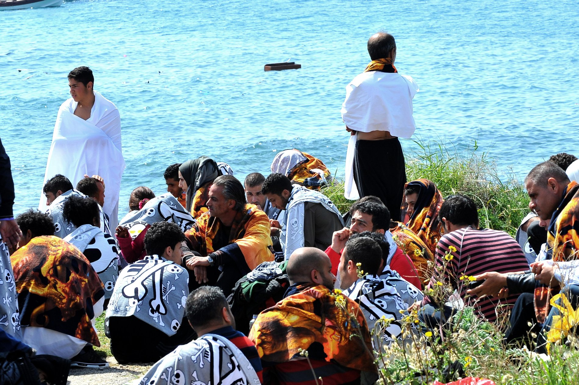 Přeživší migranti na řeckém ostrově Rhodos.