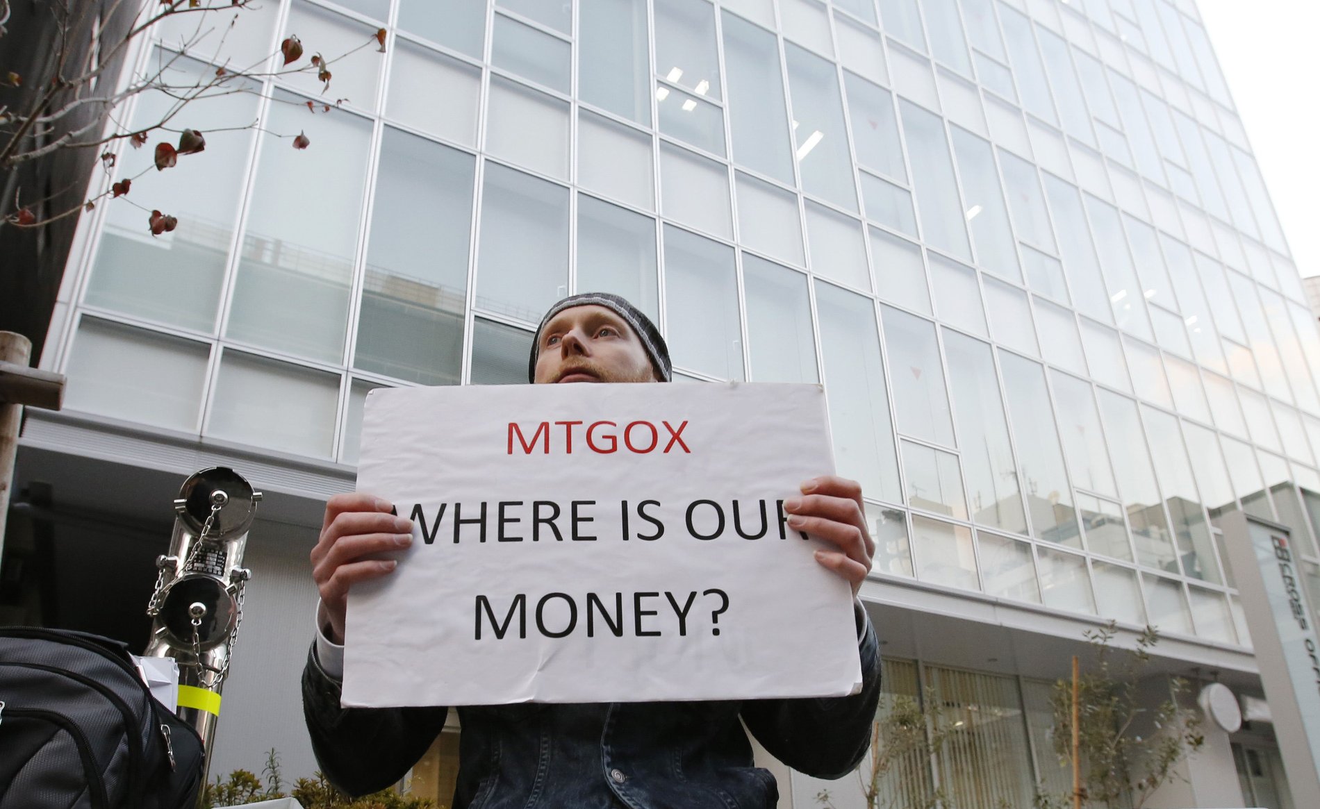 Demonstrant před tokijským sídlem bitcoinové burzy Mt. Gox
