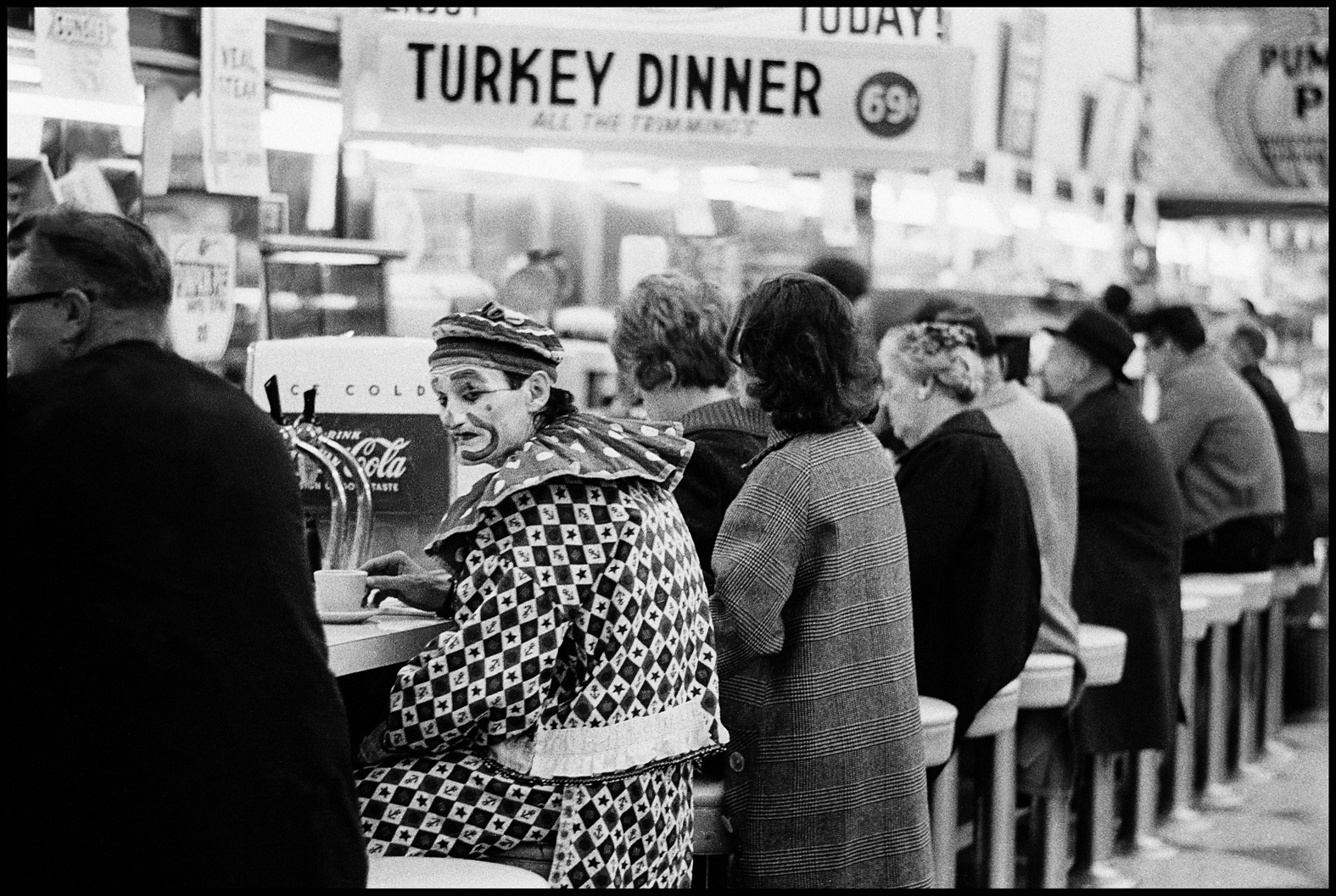 Thomas Hoepker: Klaun u jídelního pultu v Renu, Nevada, 1963
