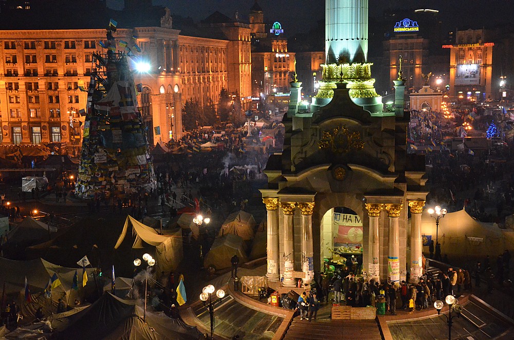 Uprostřed noci čekají demonstranti ukázněně ve frontě na čaj.