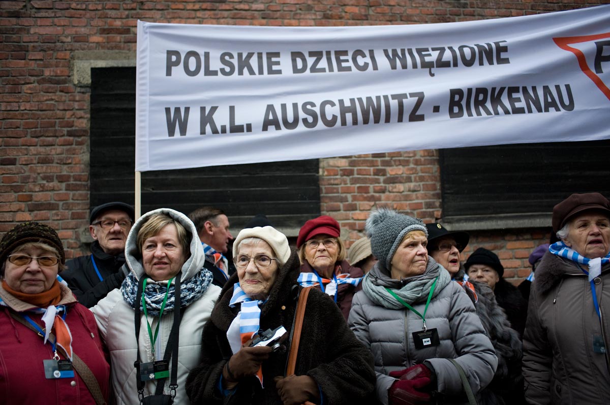 Pietní akt před tzv. stěnou smrti v Auschwitz I.