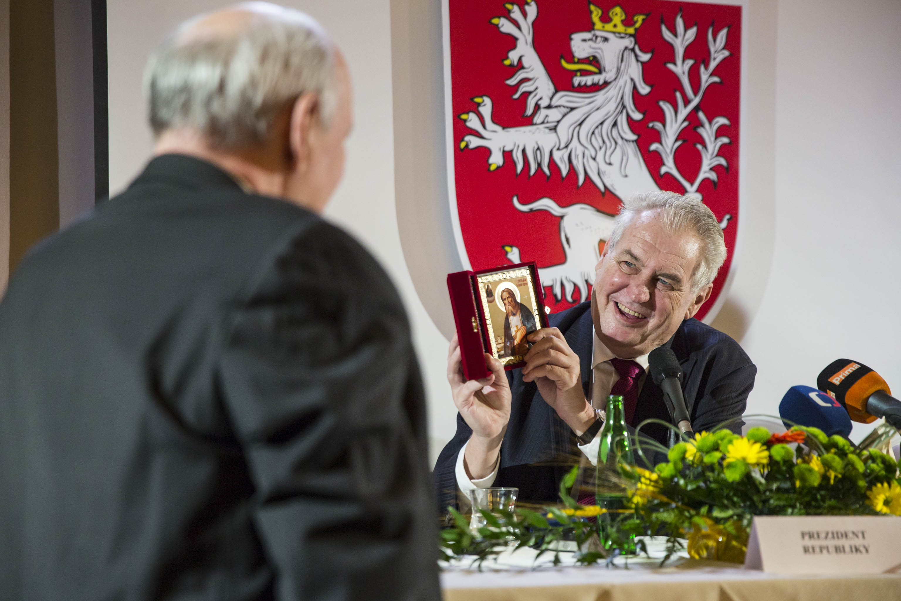 Miloš Zeman dostal během debaty od rusky mluvícího občana pravoslavnou ikonu