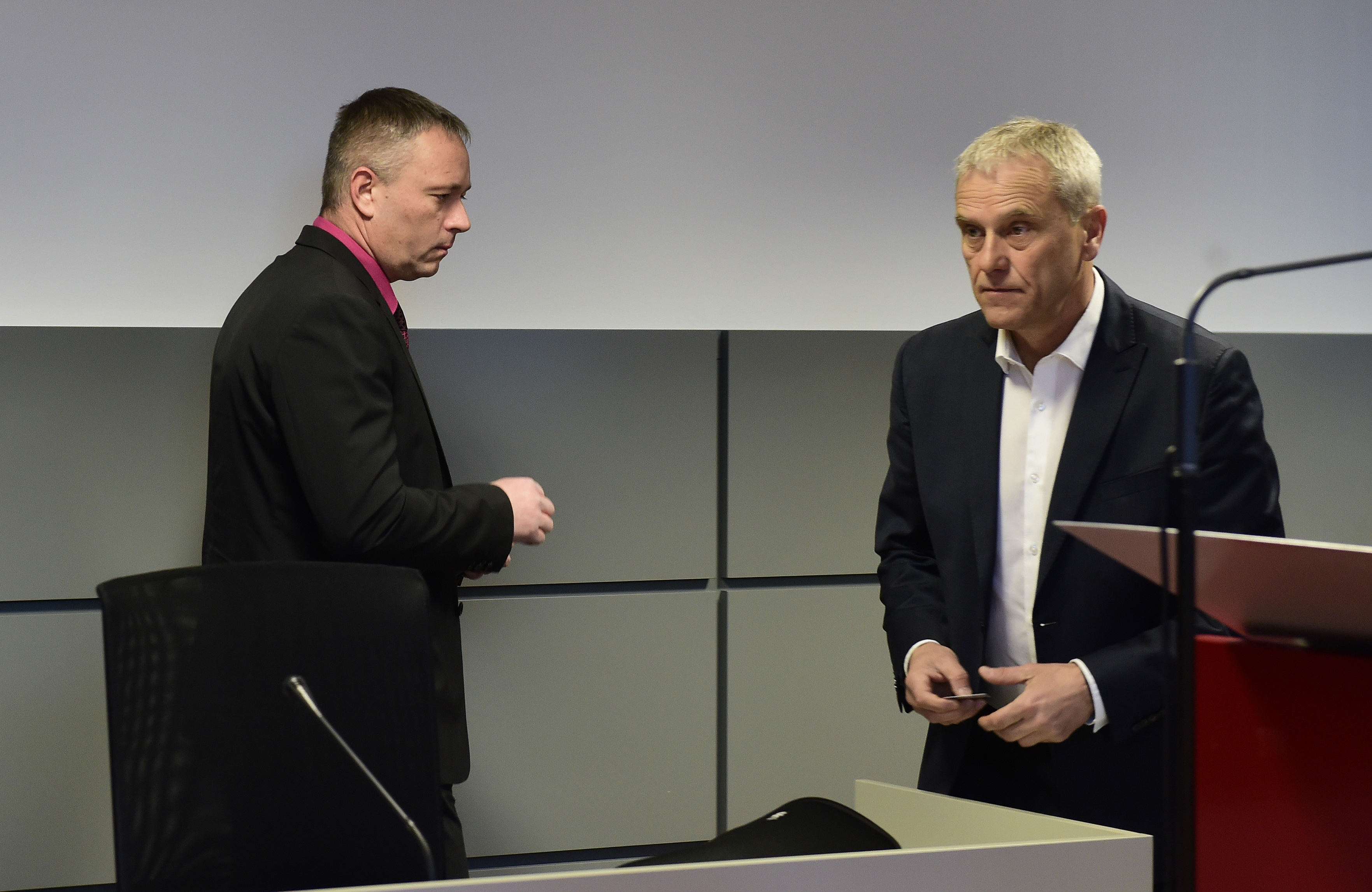Krajský soud v Olomouci začal projednávat korupční kauzu Vidkun. Na snímku bývalý olomoucký hejtman z ČSSD Jiří Rozbořil (vpravo) a bývalý krajský policejní náměstek Karel Kadlec 
