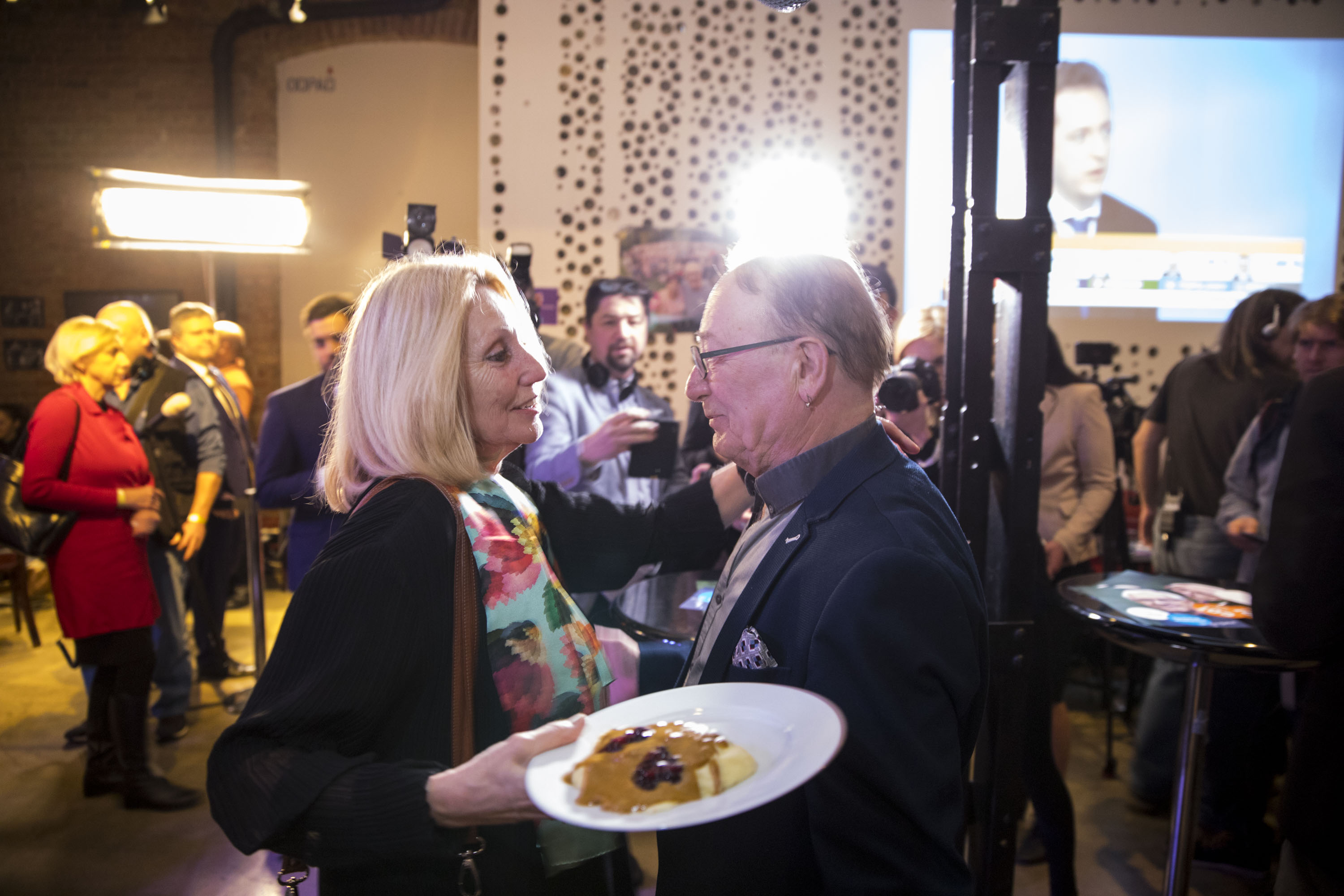 Olga Sommerová a Petr Janda ve volebním štábu Jiřího Drahoše.