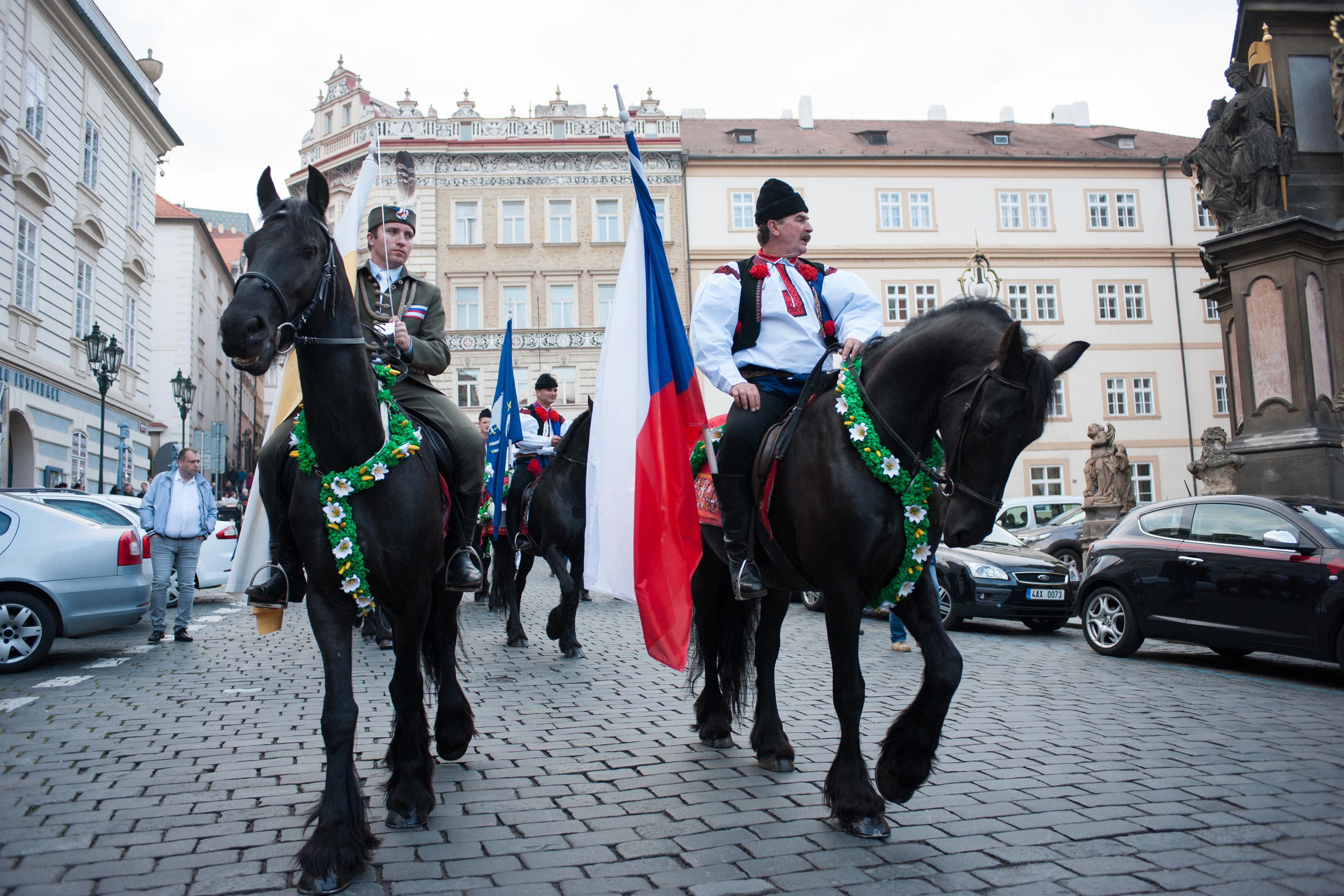 Procesí z Pražského hradu na Karlův most