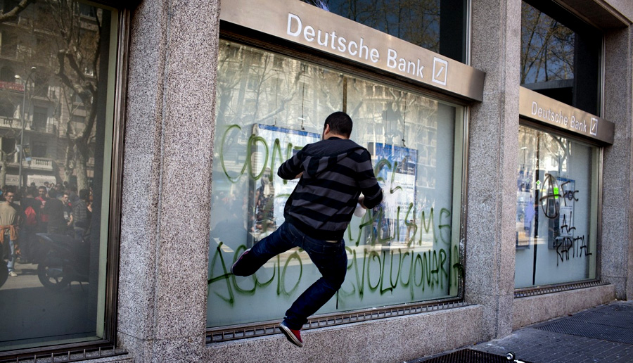 Zisk Deutsche Bank se prudce propadl kvůli dluhové krizi