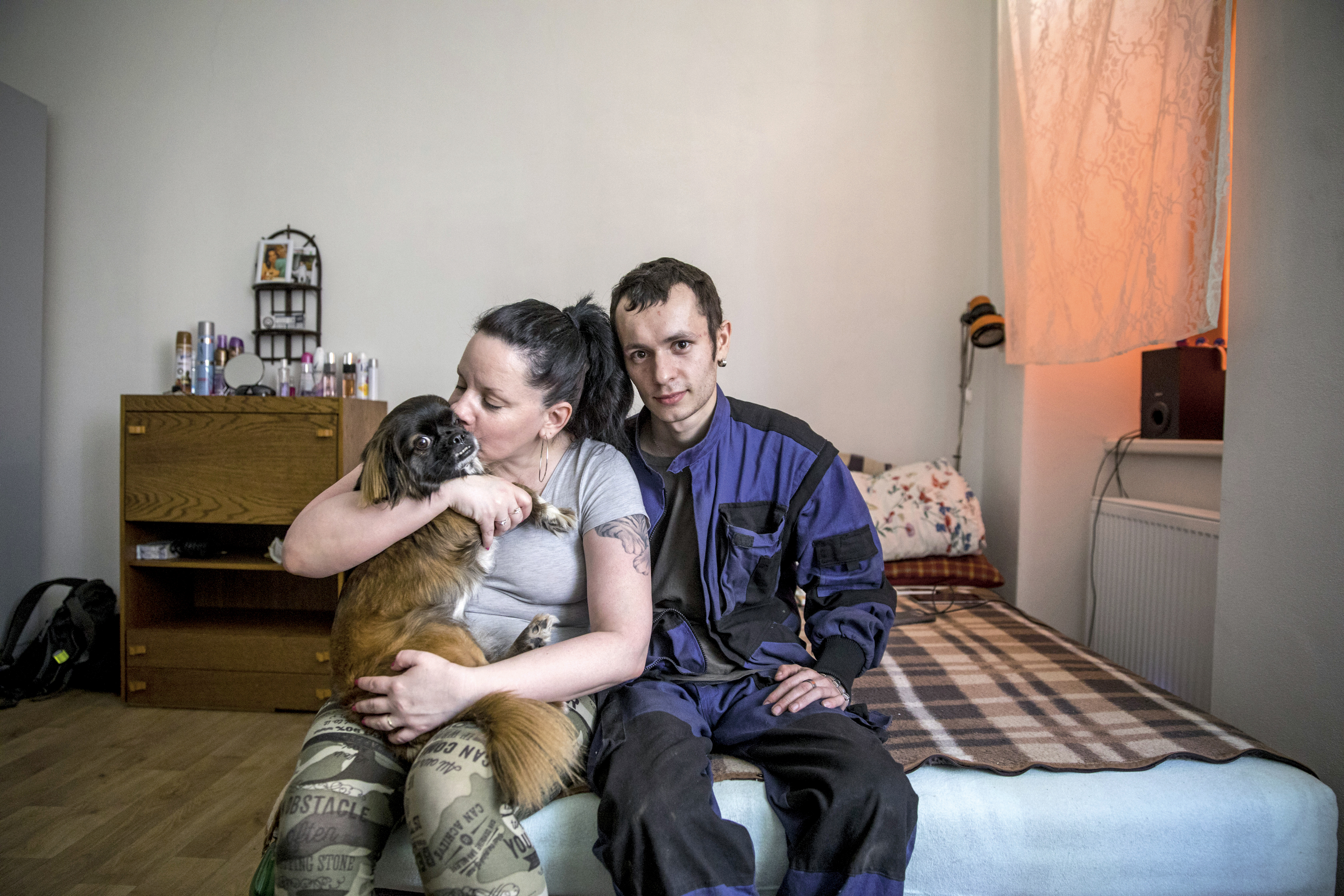 Spával v lese, v rozpadlé chatce, po noclehárnách.
Vlastní střechu nad hlavou má poprvé v životě.
(Tomáš a jeho přítelkyně)