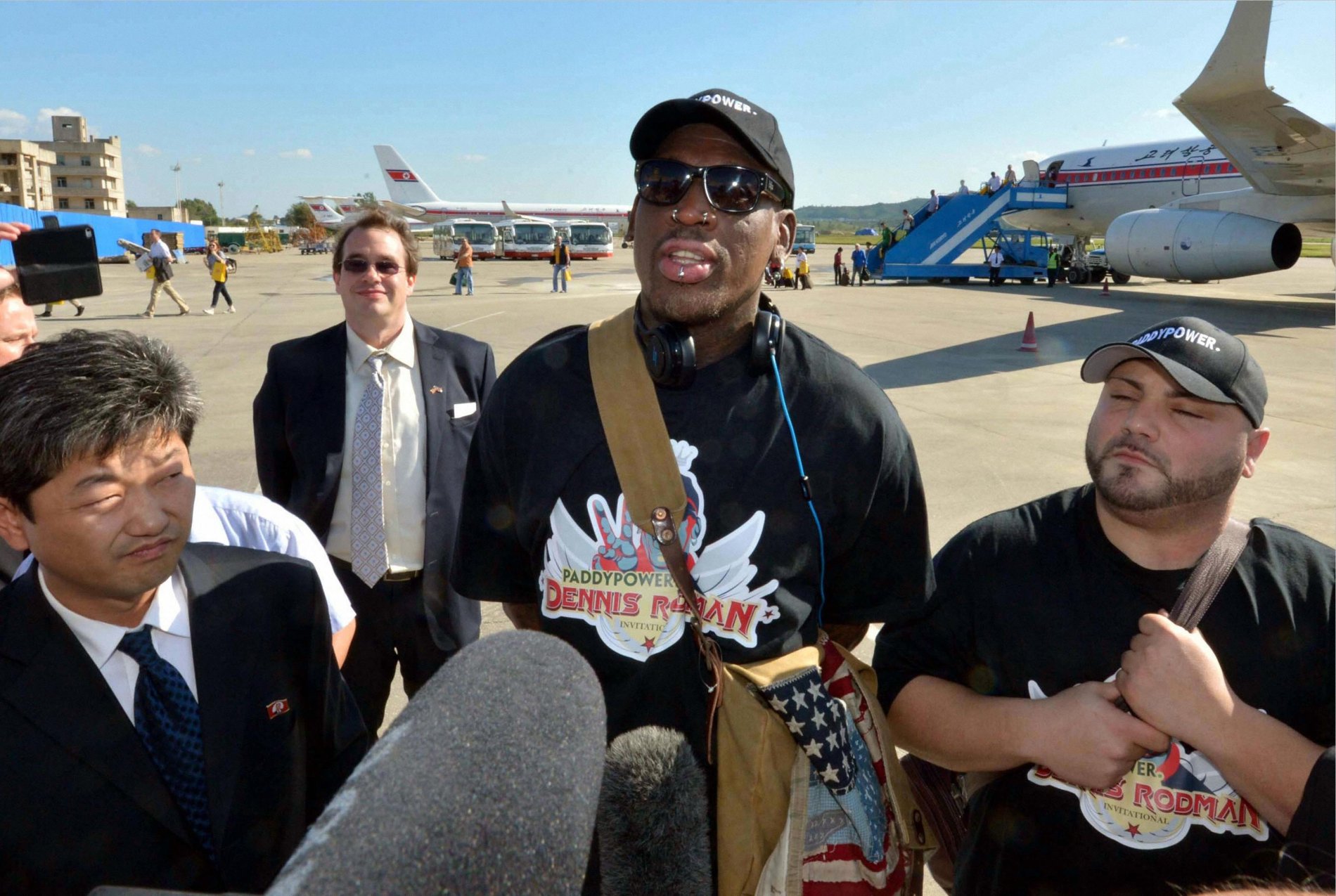 Dennis Rodman po příletu na letiště v Pchongjangu