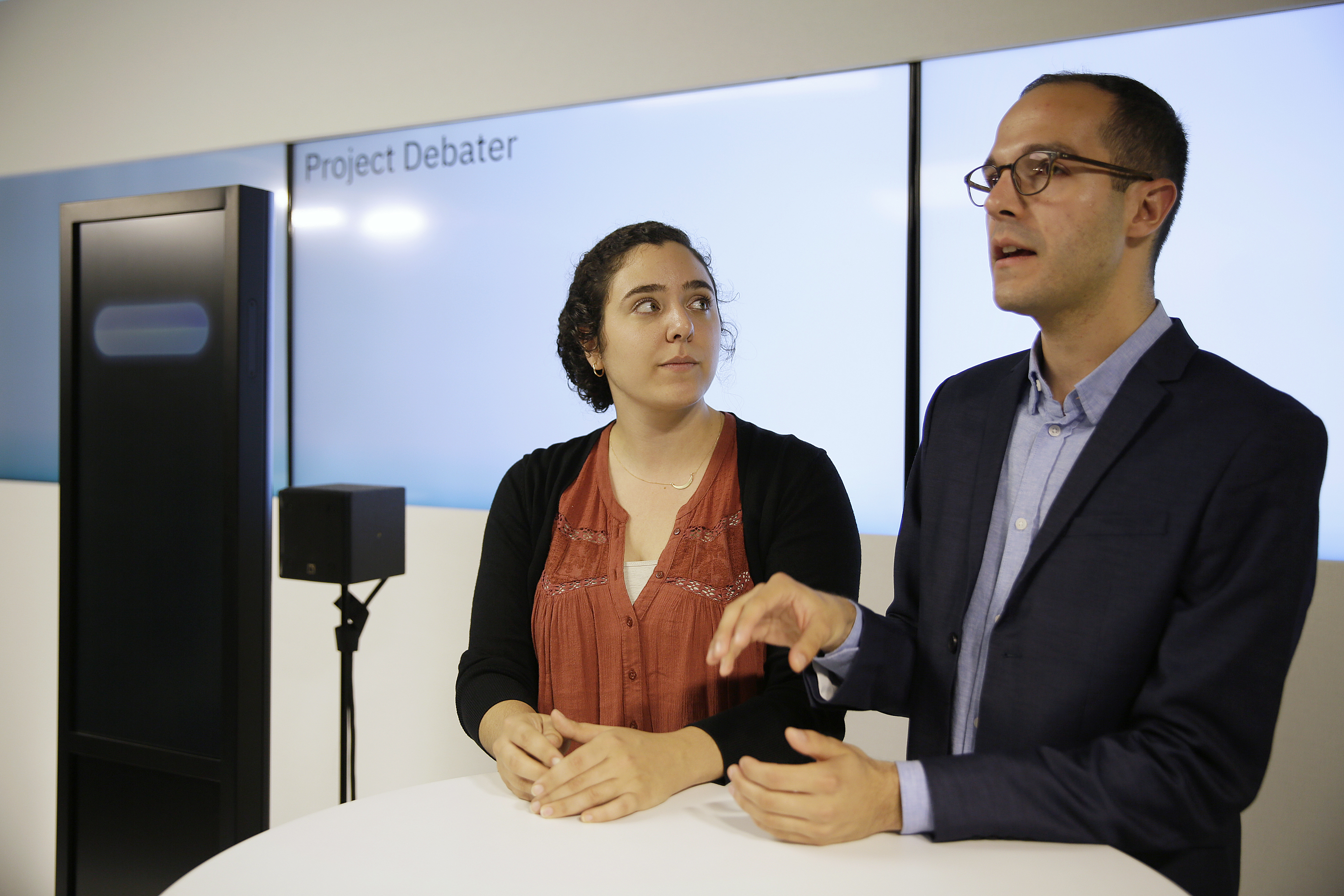 Noa Ovadia a Dan Zafrir se připravují na debatu s robotem IBM
