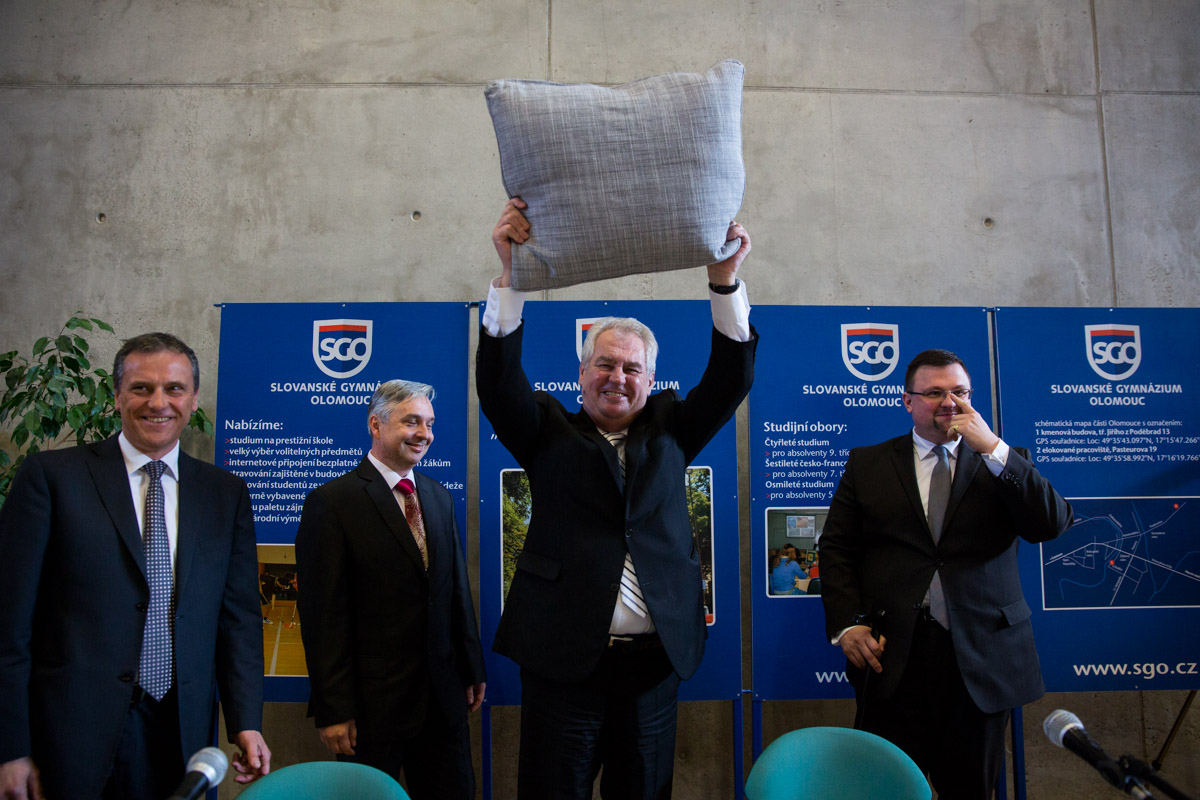 Miloš Zeman ukazuje polštář před debatou se studenty Slovanského gymnázia v Olomouci