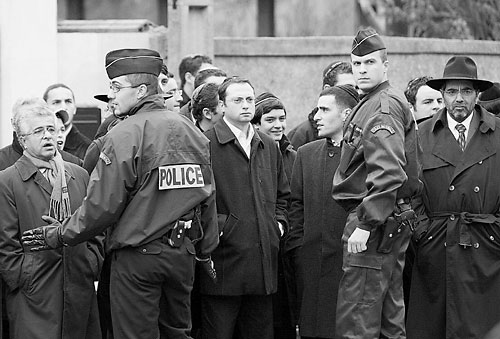 Fotografie: Letos bylo spácháno třikrát více útoků než loni. (Židé sledují vyšetřování žhářství jejich školy na severu Paříže.) Foto Profimedia.cz / AFP