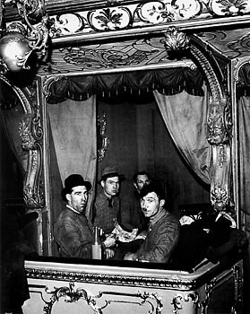 Fotografie: Svačina tesařů v Národním divadle, 1948. Foto Repro Respekt