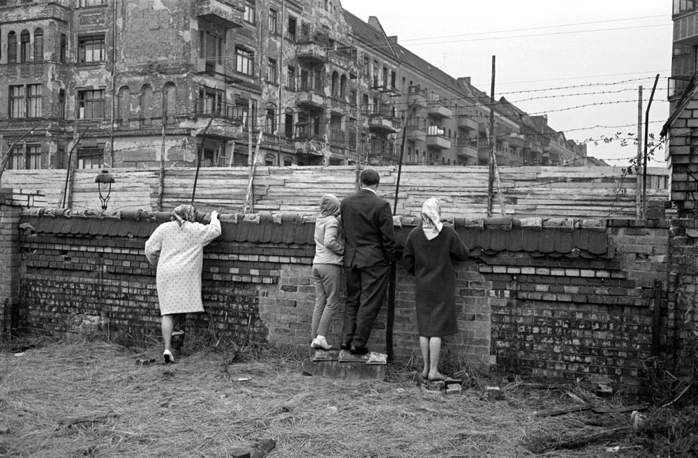 Změnila život statisícům lidí. (Berlín,1961 vlevo a 1988 vpravo)
