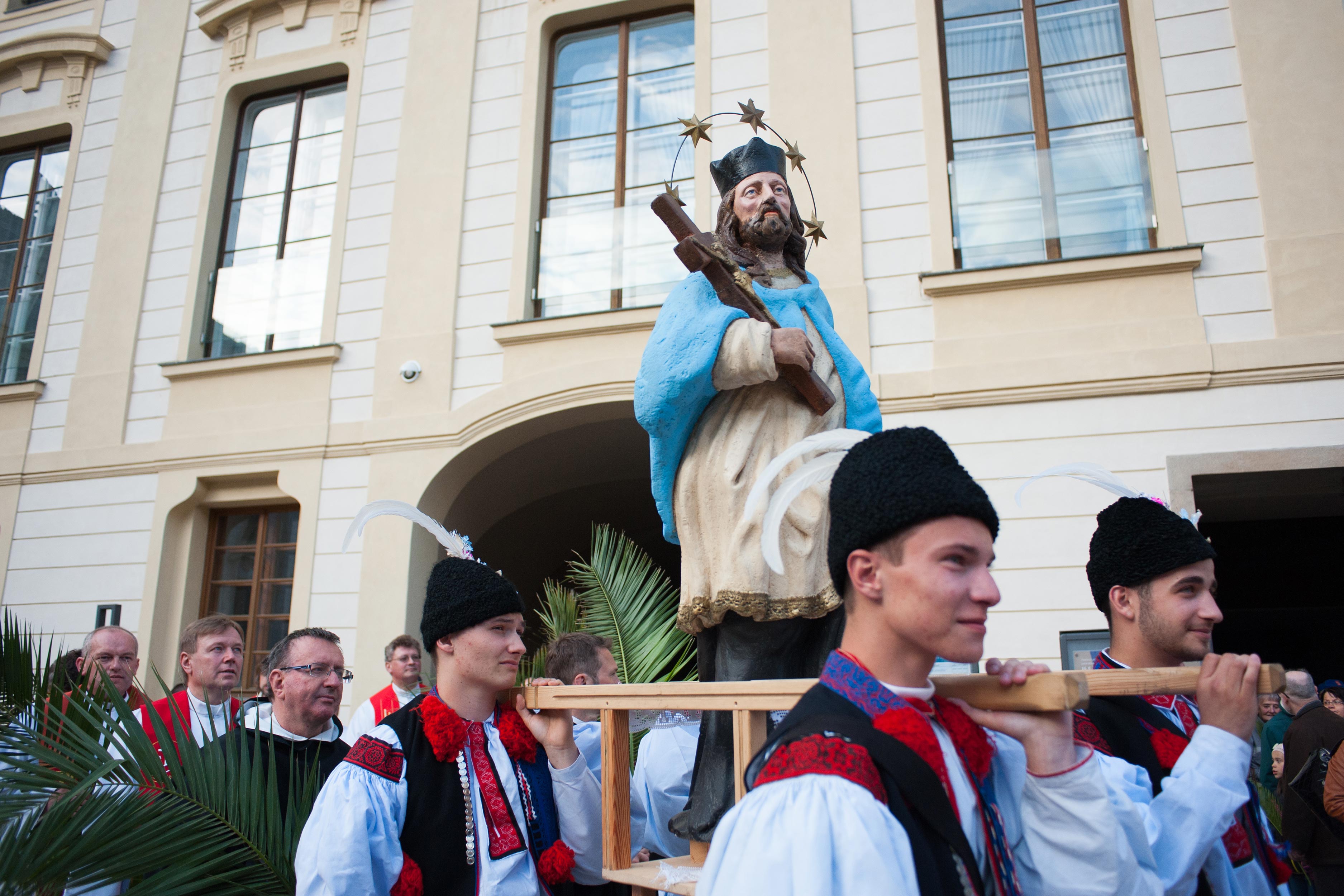 Procesí z Pražského hradu na Karlův most