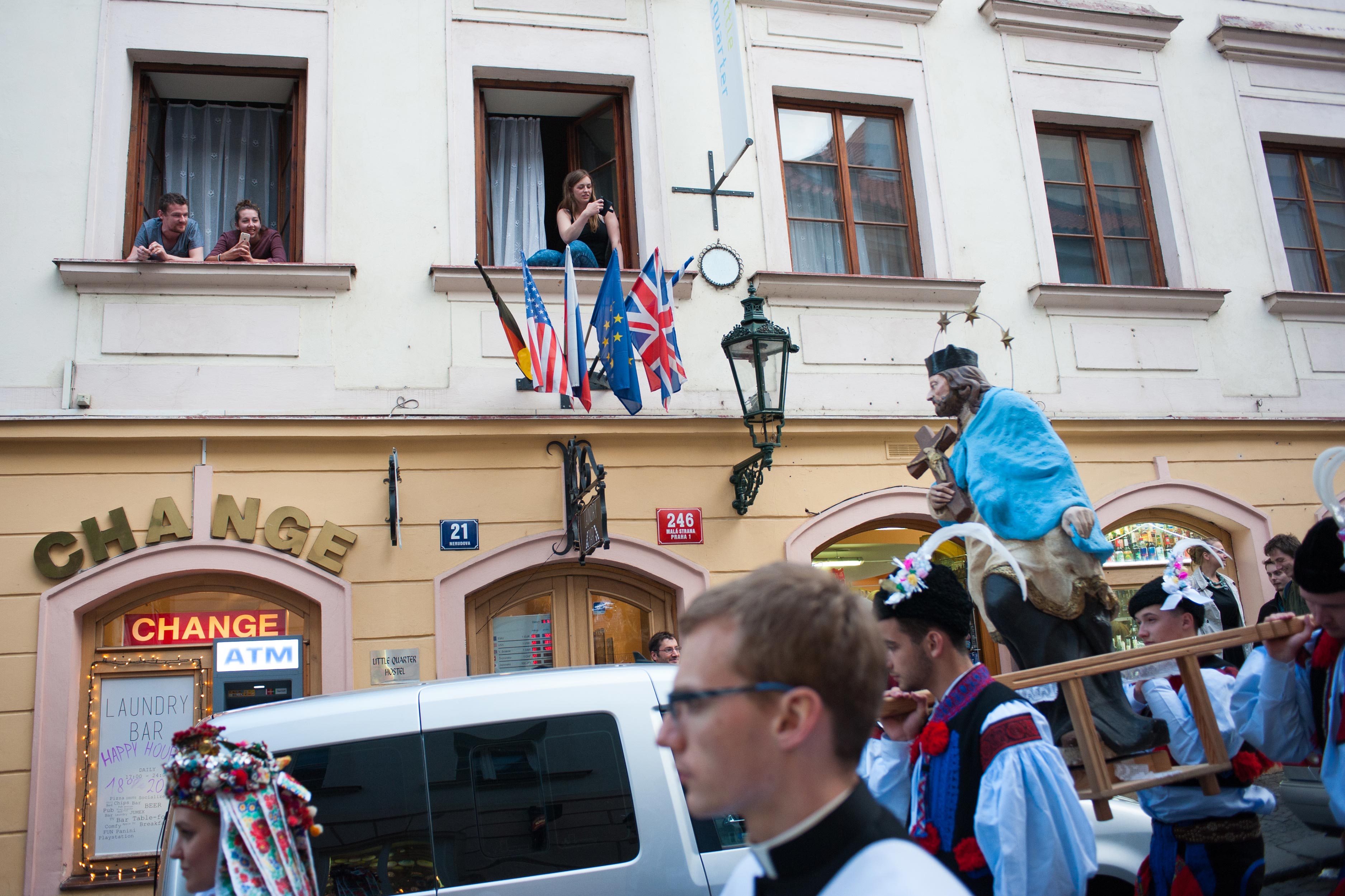 Procesí z Pražského hradu na Karlův most